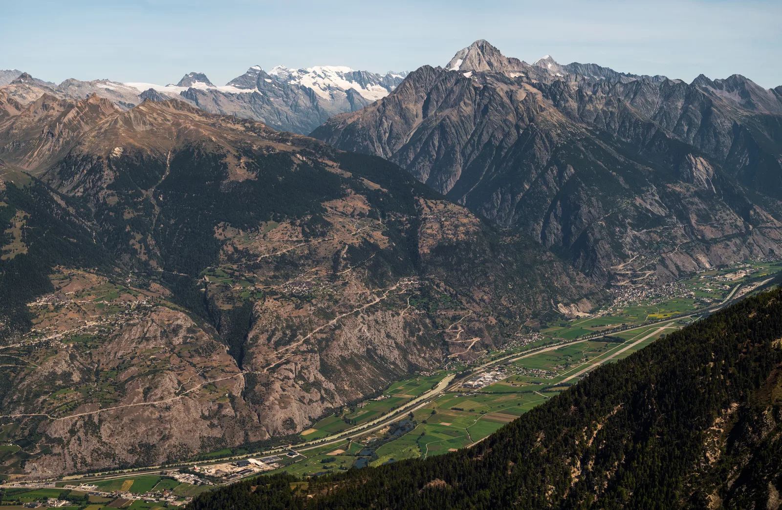 Blick auf das Rhonetal bei Visp in der Schweiz