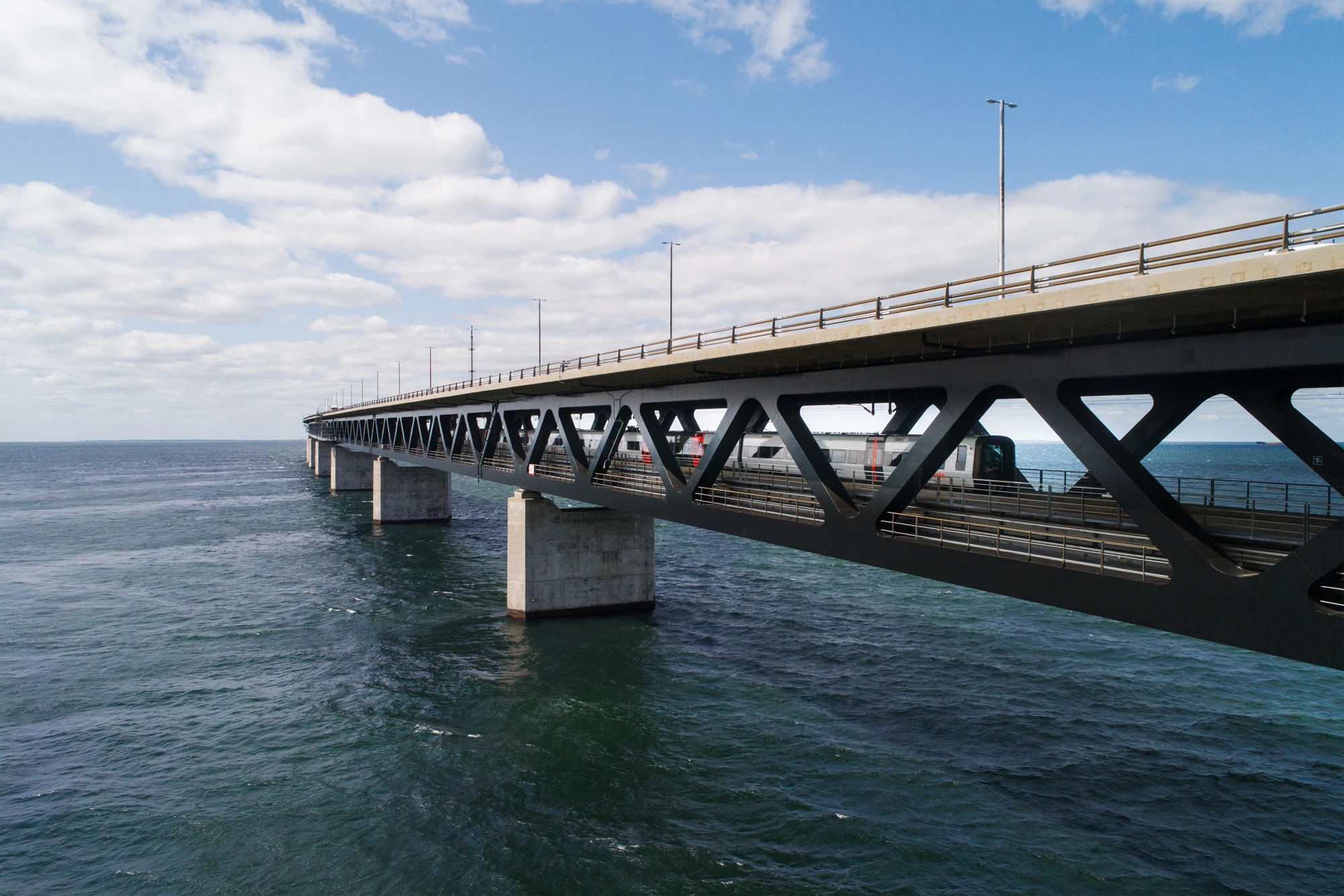 Öresundståg-trein die de Öresundbrug tussen Denemarken en Zweden oversteekt