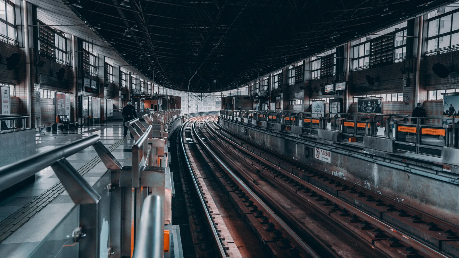 Leeg stationsperron en spoorrails