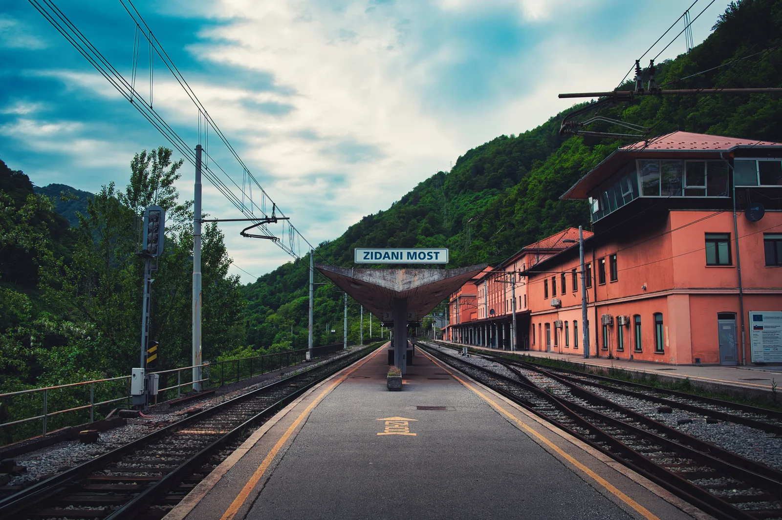 Trein bij een station in Slovenië