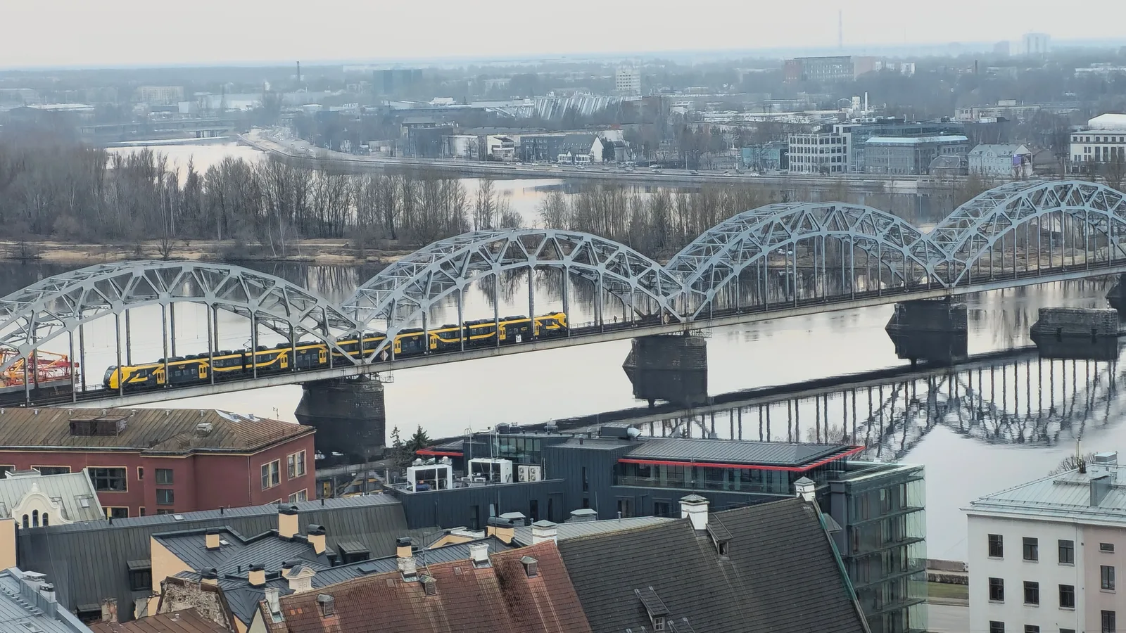 Trein bij een station in Letland