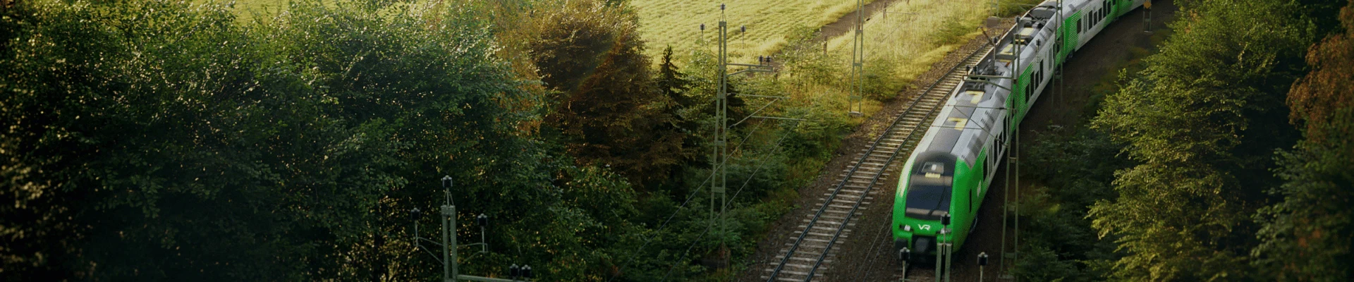 Groene VR-trein door een bosrijk landschap in Zweden