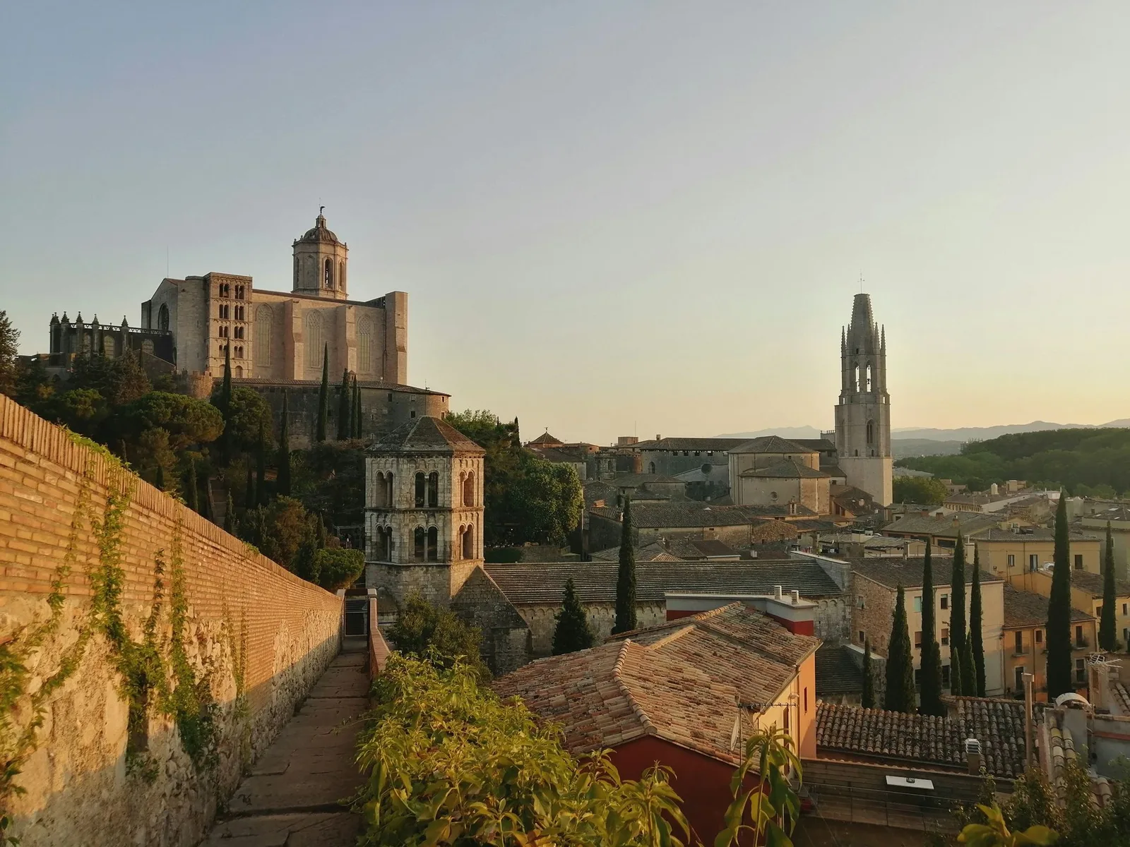 Skyline van de oude binnenstad van Girona met kathedraaltorens tijdens het gouden uur