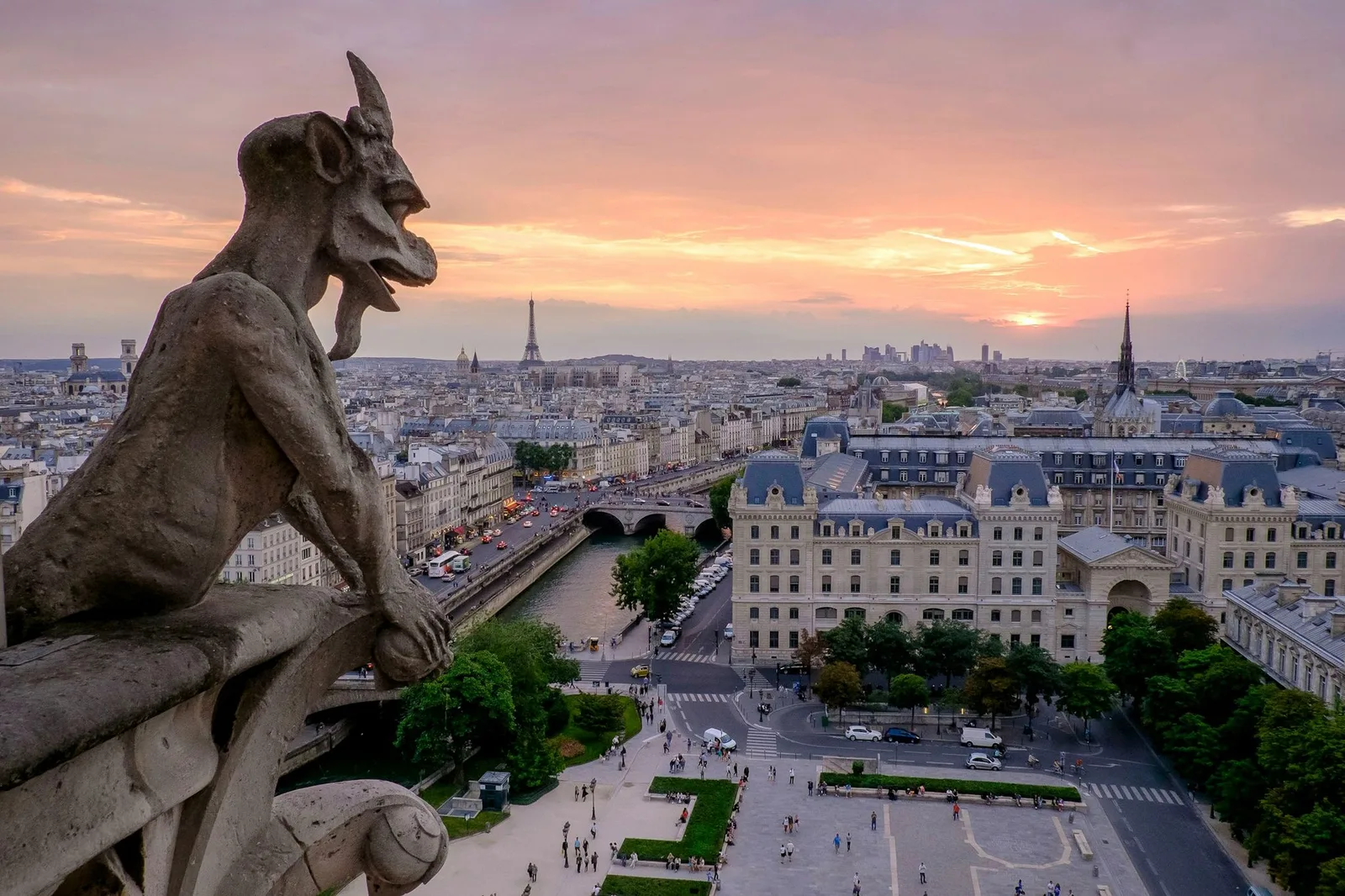 Waterspuwer van de Notre-Dame met uitzicht op Parijs en de Eiffeltoren bij zonsondergang