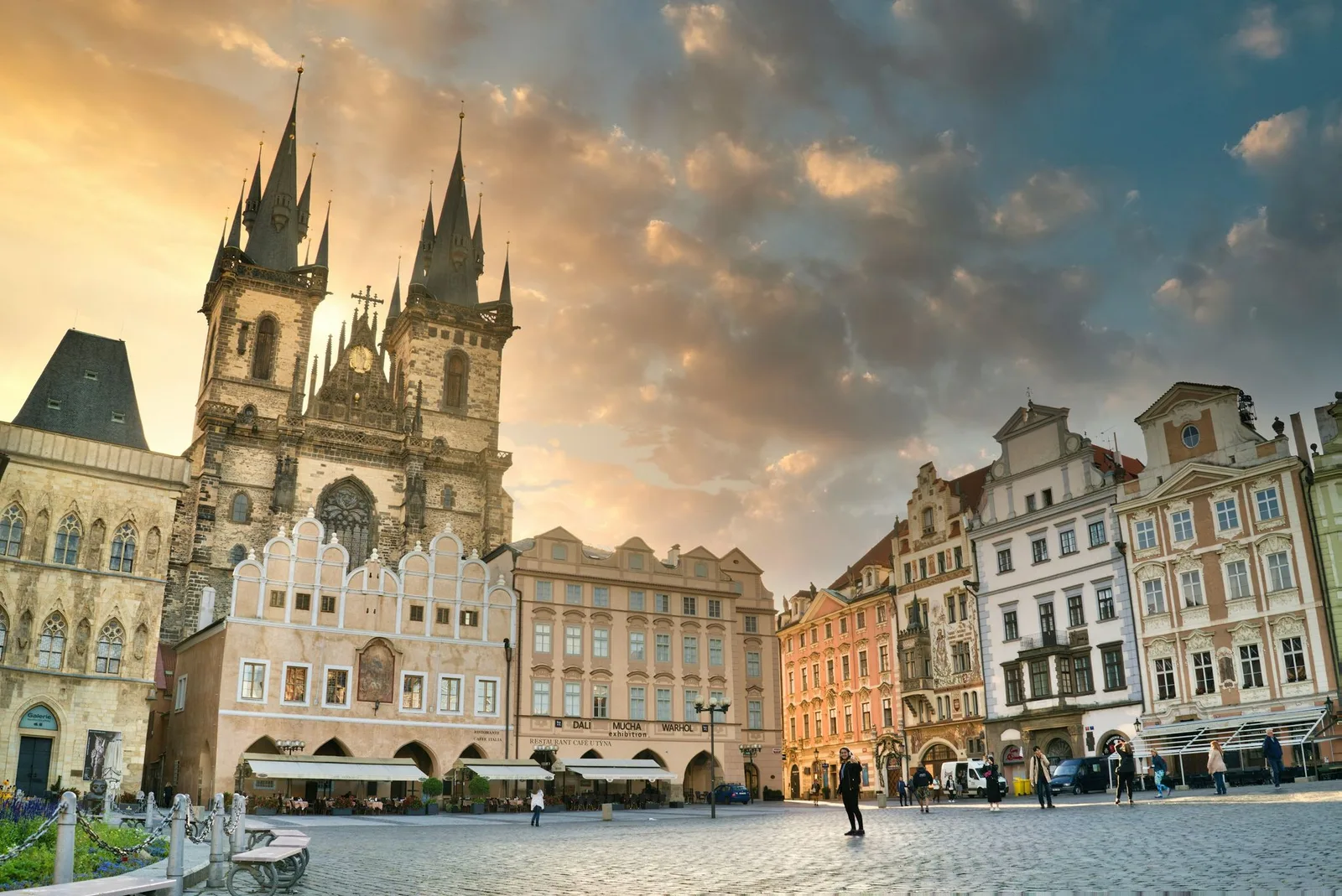 Torens van de Týnkerk aan het Oude Stadsplein in Praag bij zonsondergang