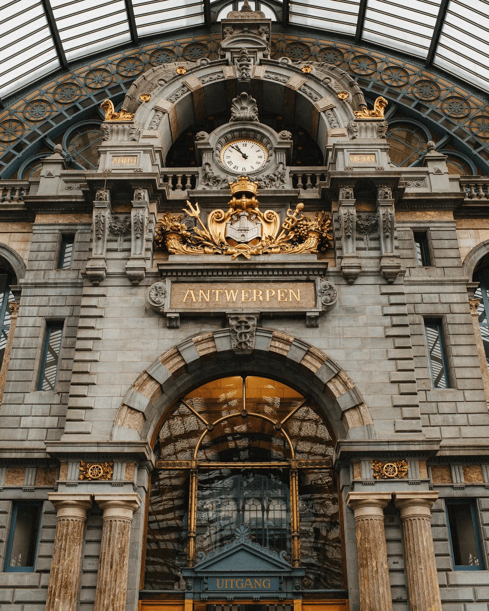Gevel van Antwerpen-Centraal met sierlijke klok en gouden details