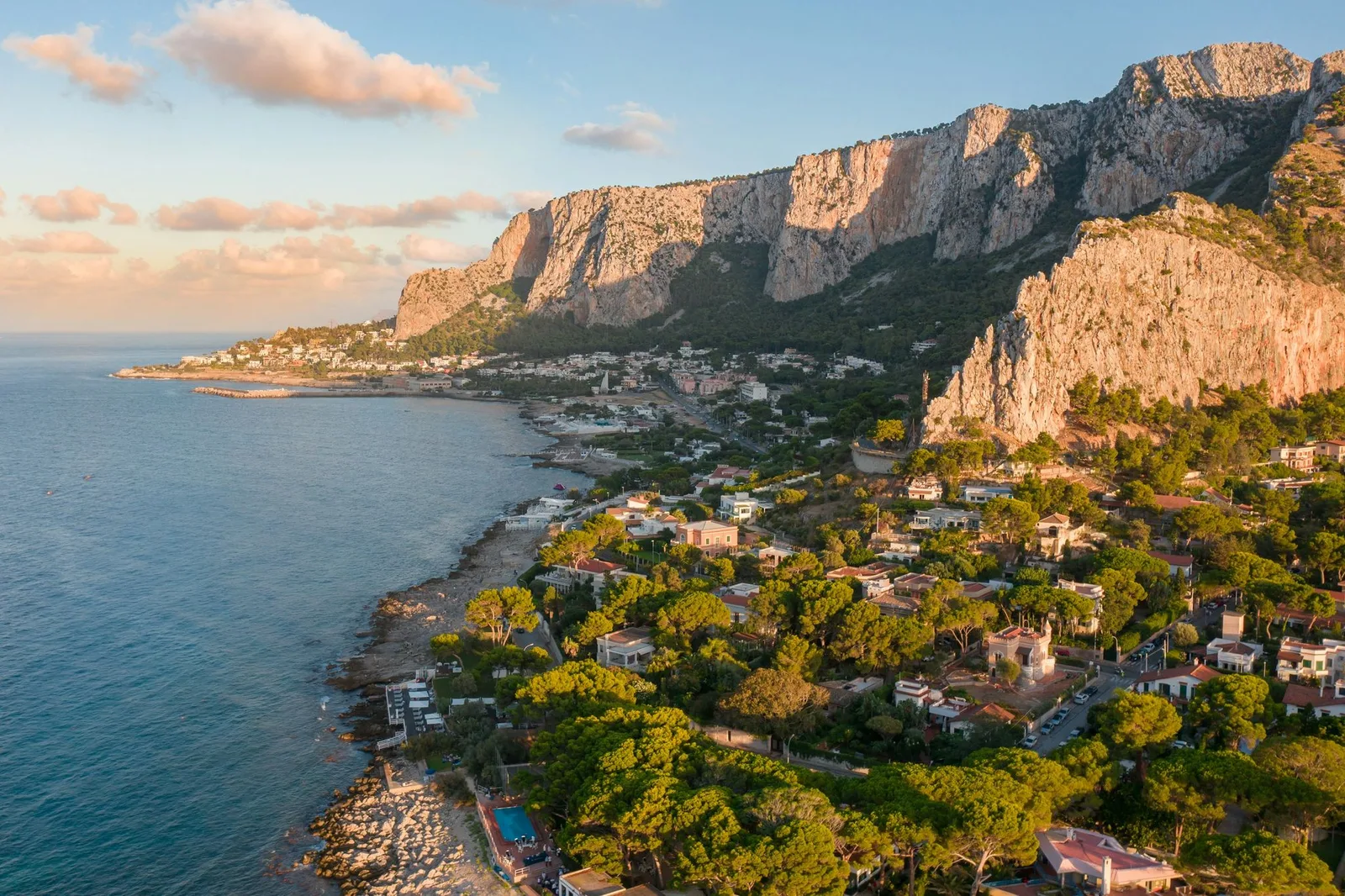 Kustkliffen en een met dennen begroeide heuvel bij Palermo, Sicilië
