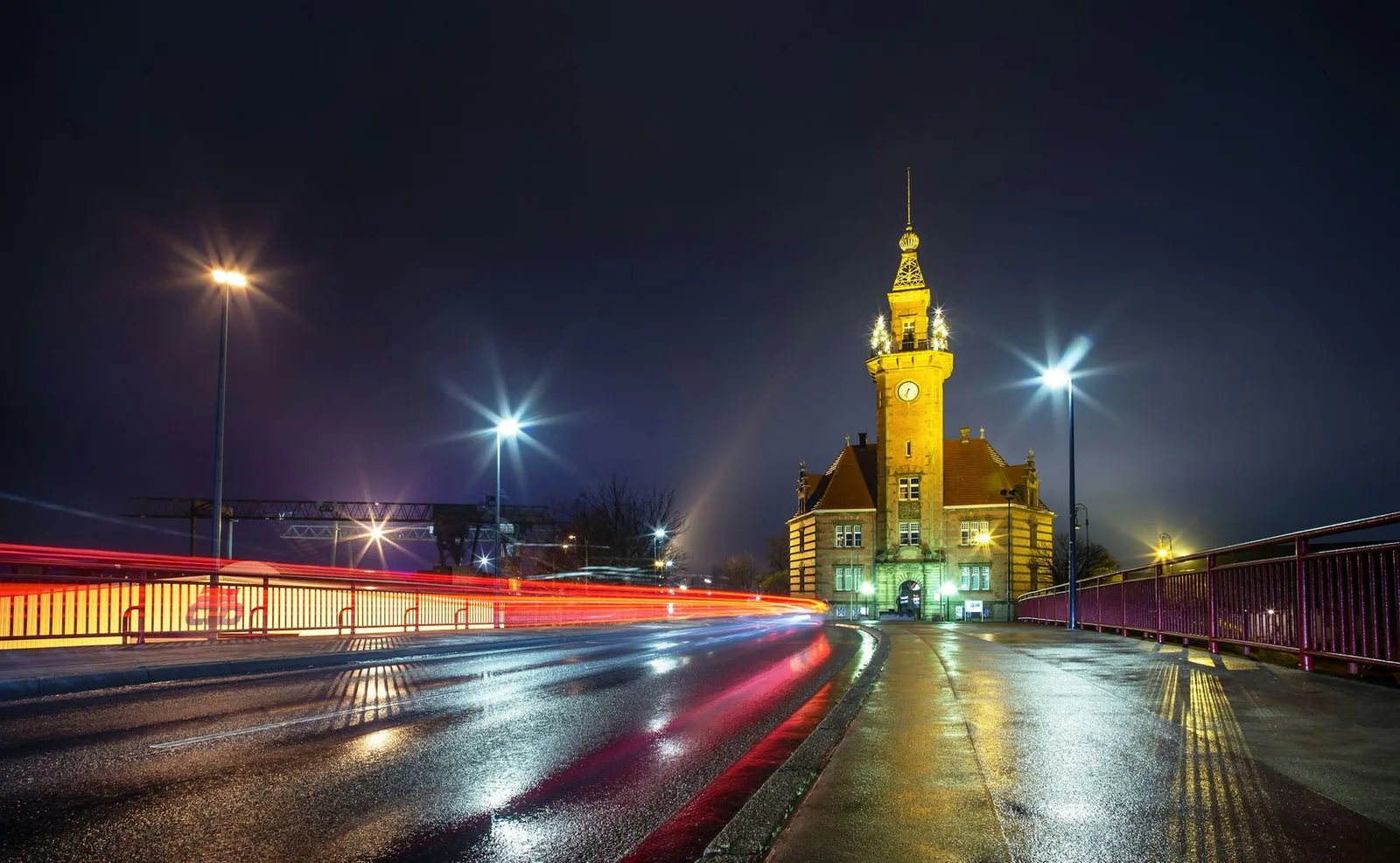 Verlichte klokkentoren en lichtsporen van passerend verkeer 's nachts