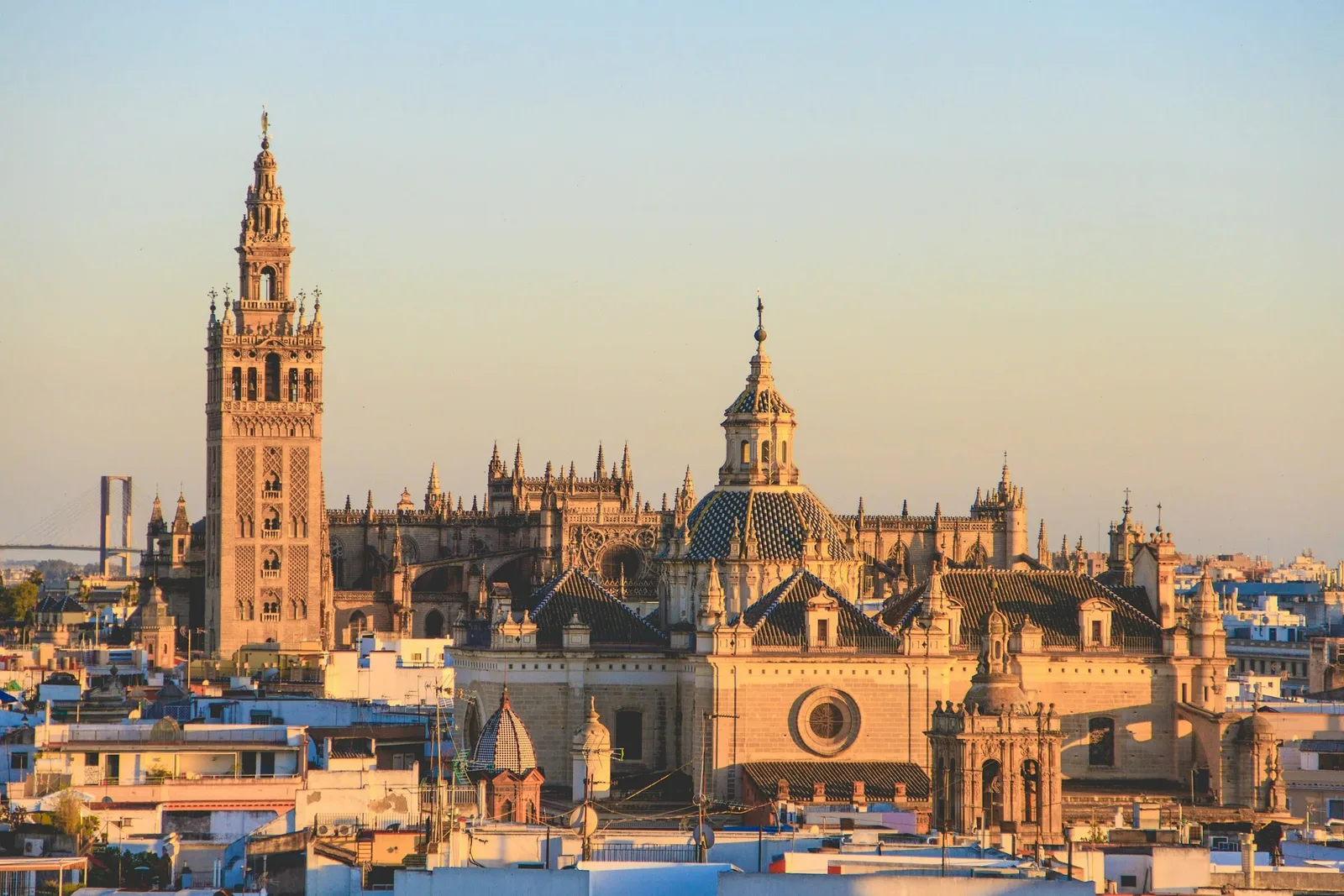 Kathedraal van Sevilla en de Giralda-toren bij zonsondergang