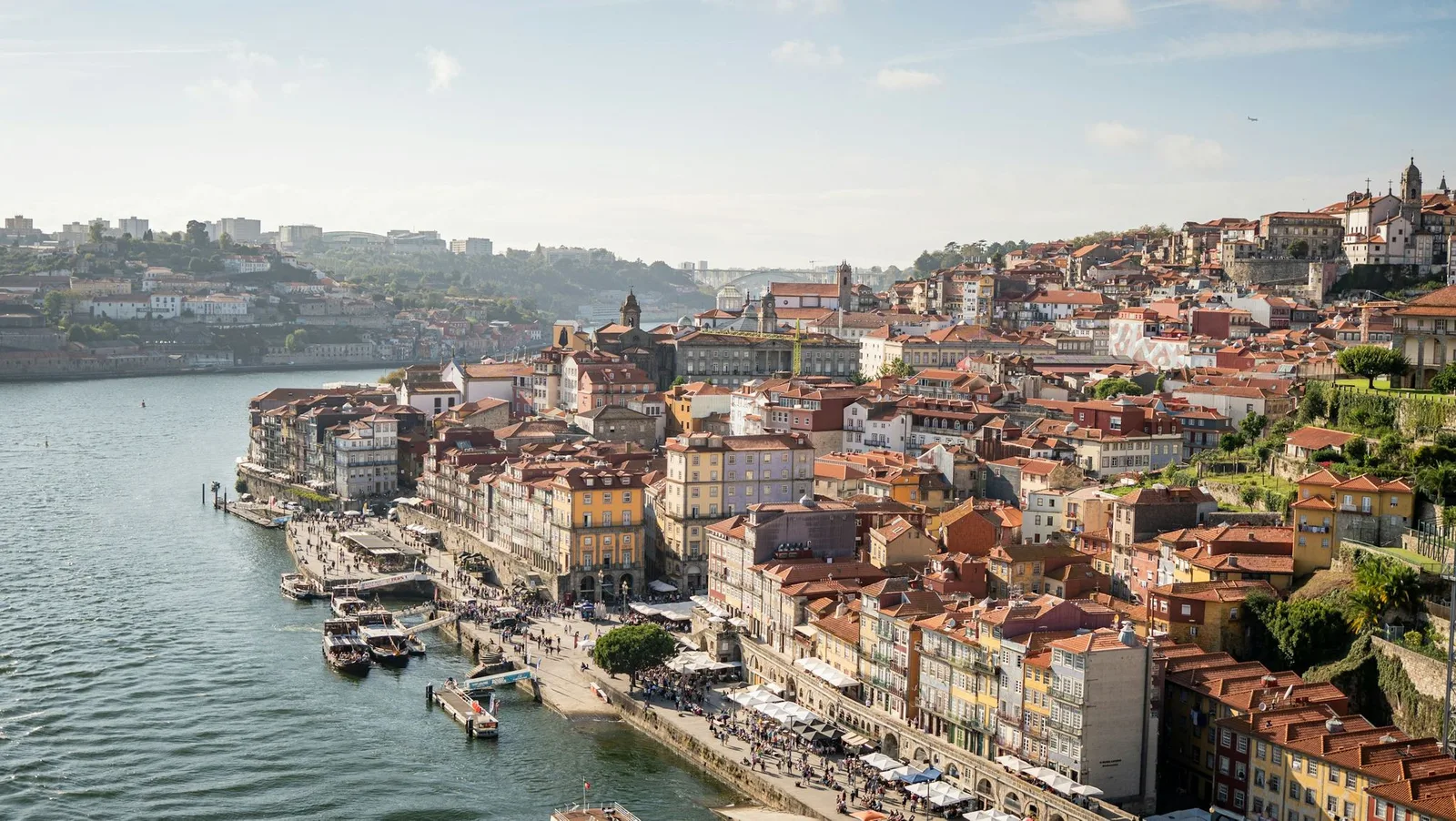 Daken van de oude binnenstad van Porto langs de rivier de Douro