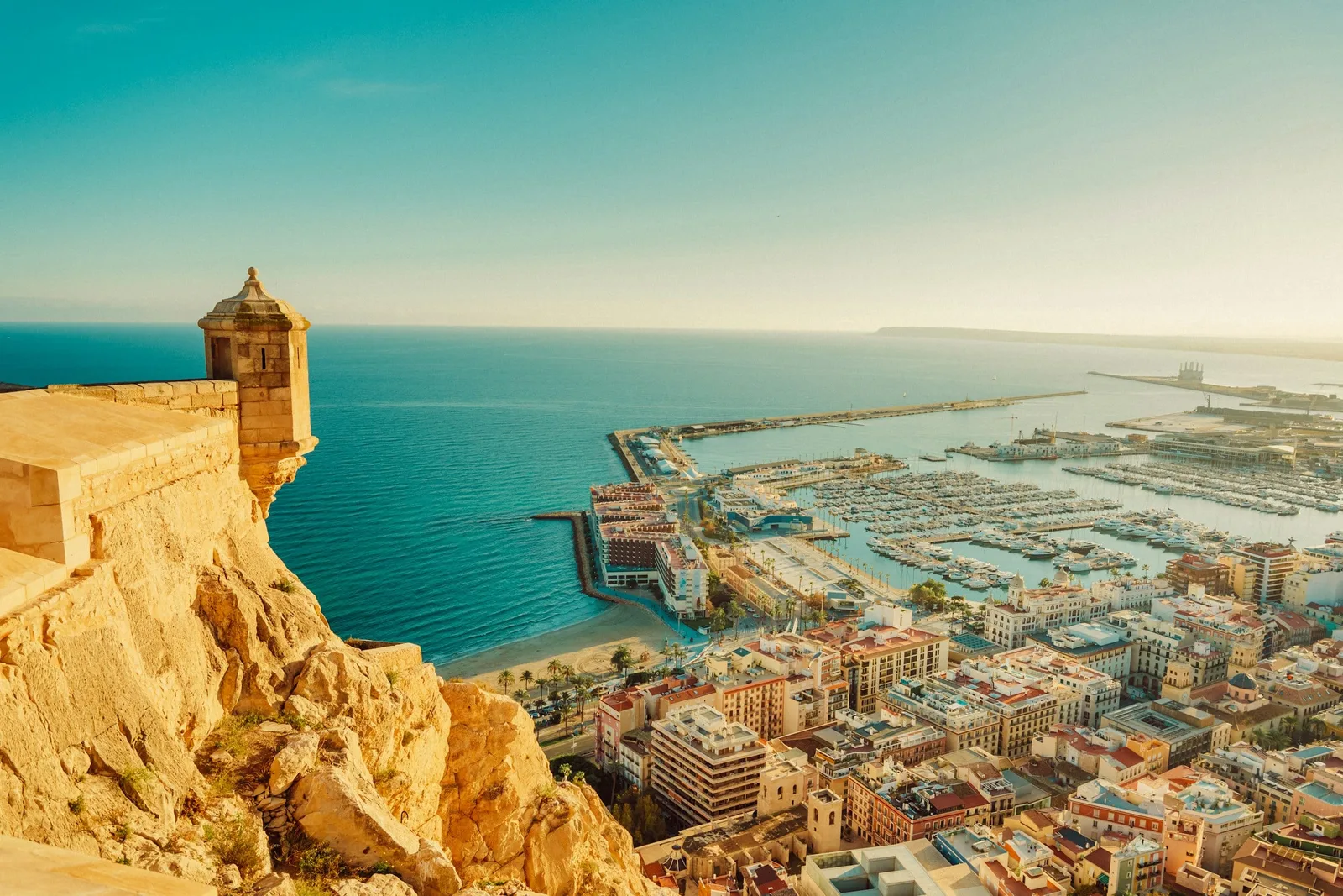 Haven en kust van Alicante van bovenaf gezien