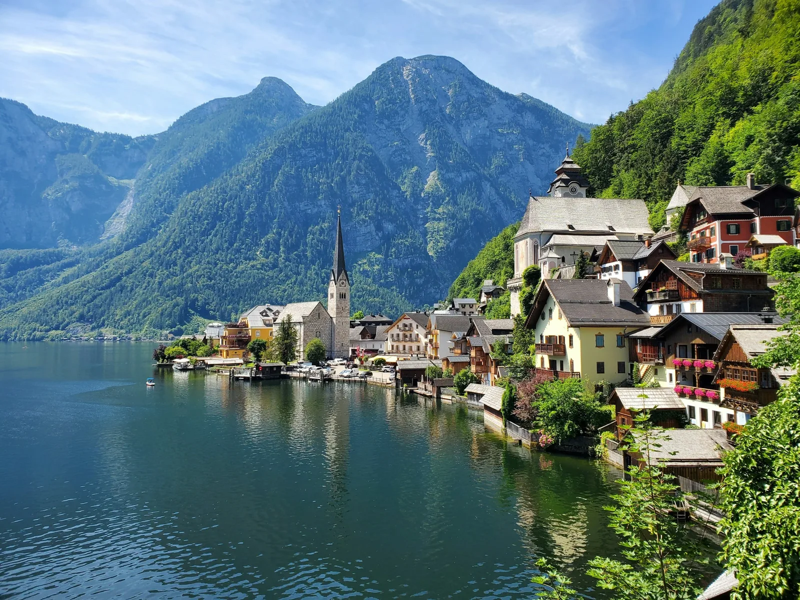 Dorp Hallstatt aan het meer onder de Oostenrijkse Alpen
