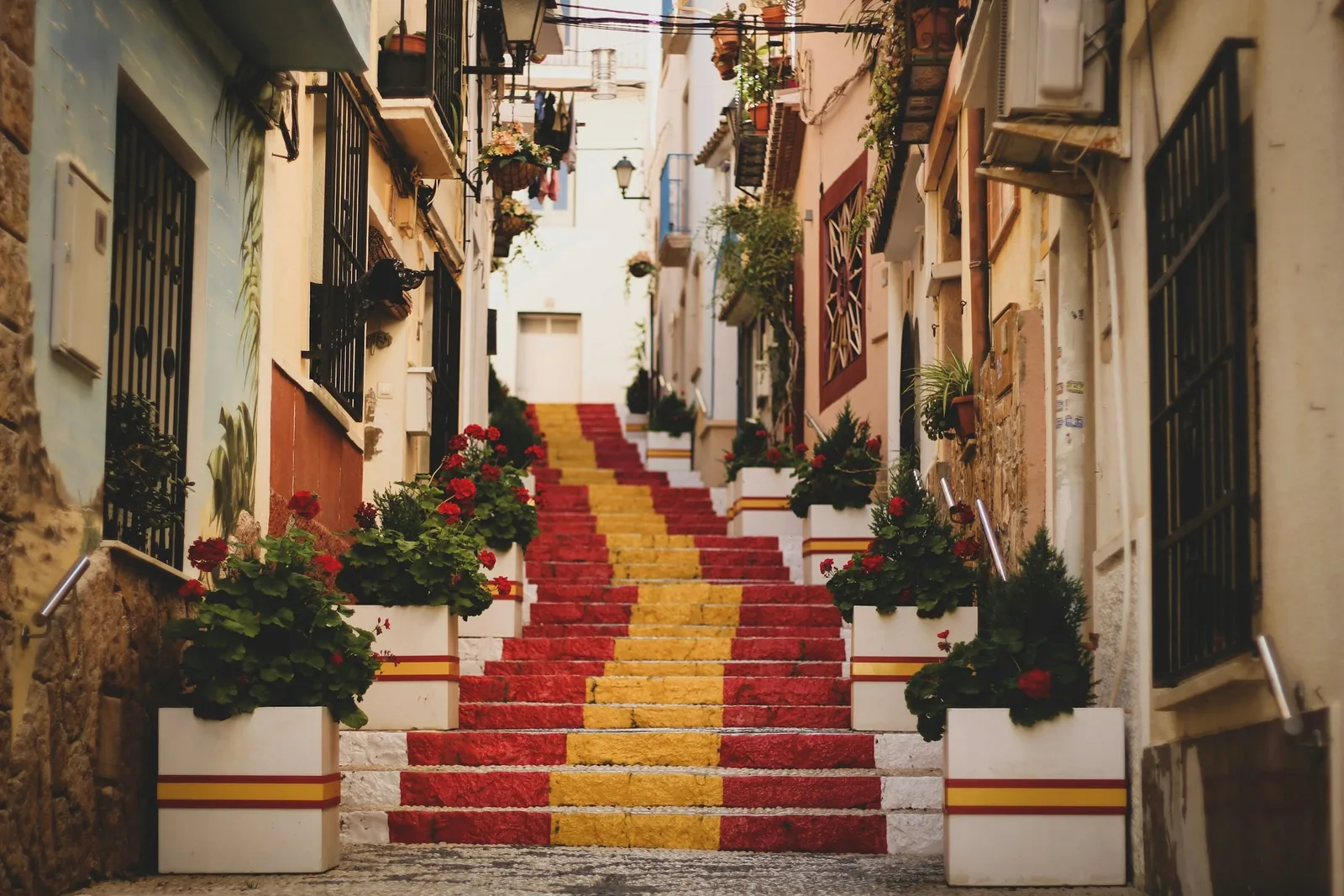 Ruelle étroite avec des marches aux couleurs du drapeau espagnol
