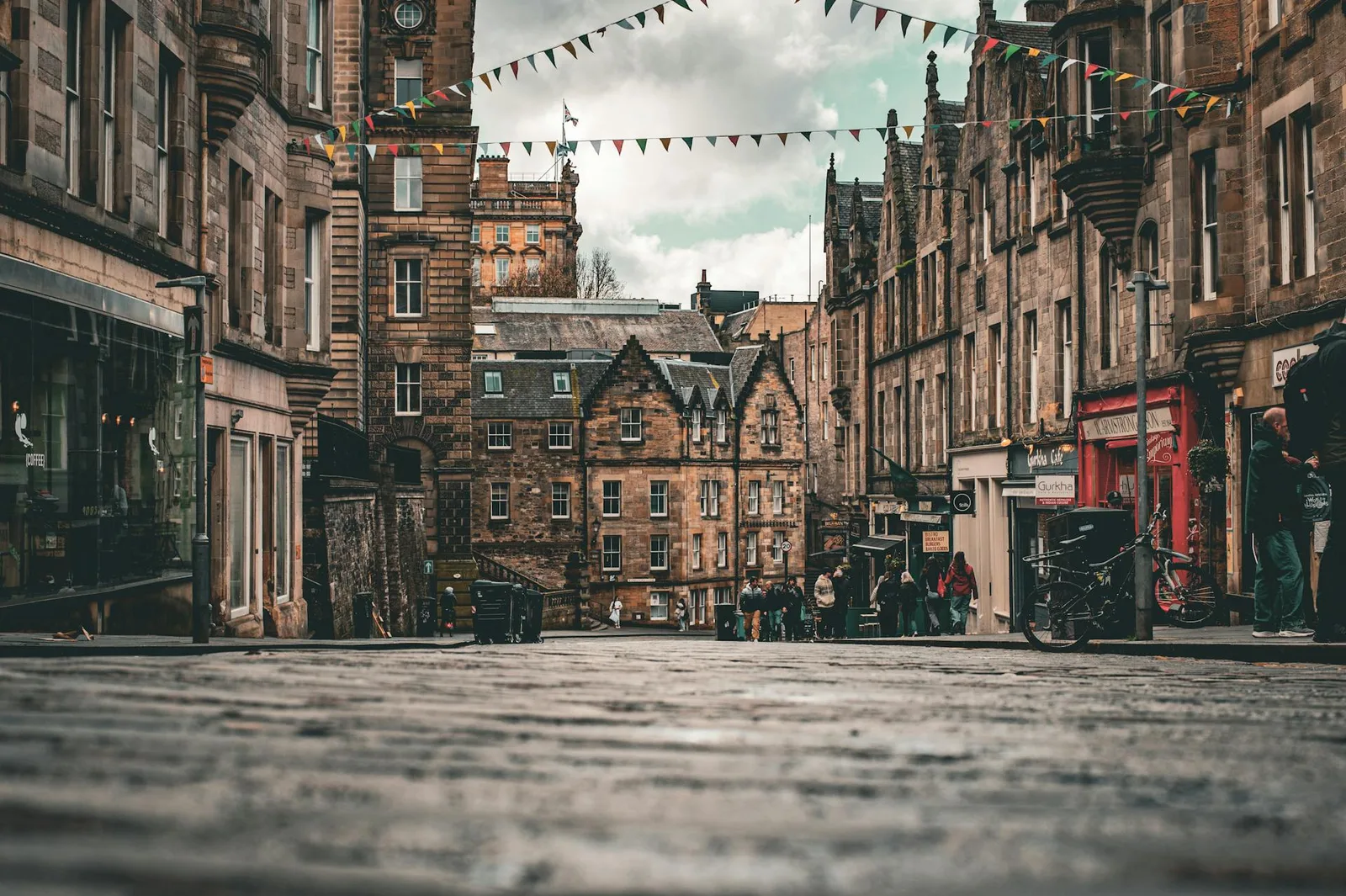 Historische straat in de oude binnenstad van Edinburgh