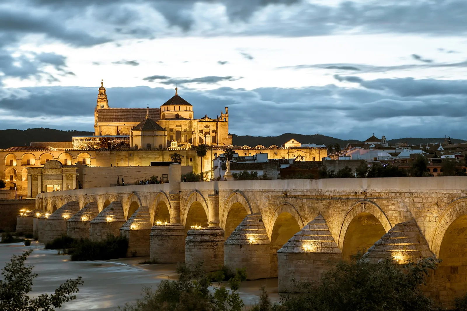 Puente Romano de Córdoba y la Mezquita-Catedral al atardecer