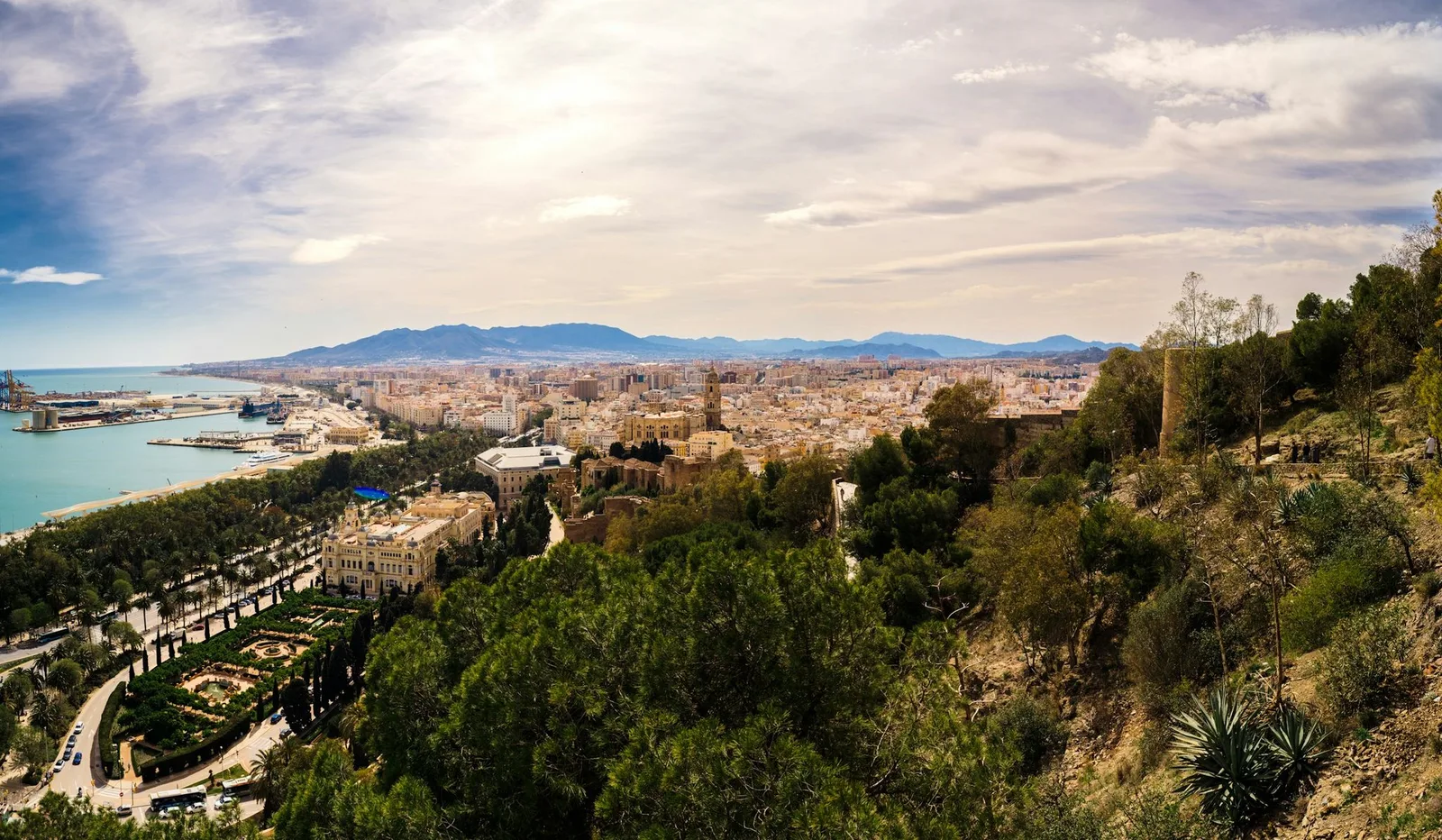 Panoramisch uitzicht op Málaga en de kust vanaf de Gibralfaro-heuvel