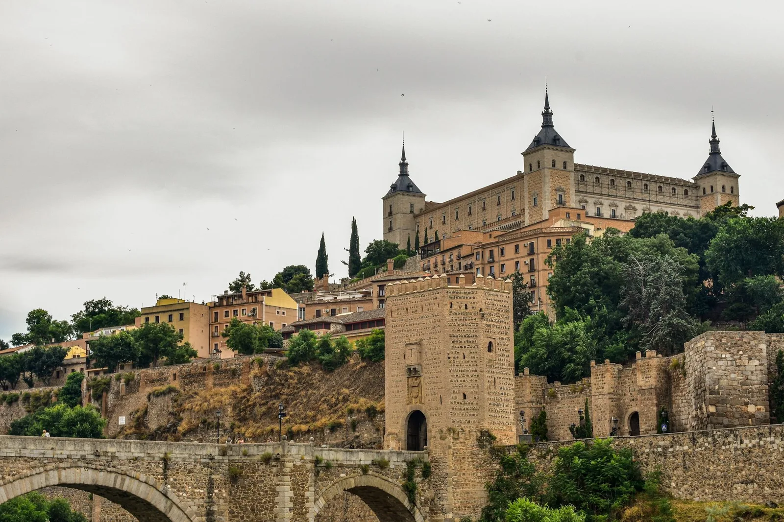 Vesting Alcázar van Toledo met uitzicht op de brug over de Taag