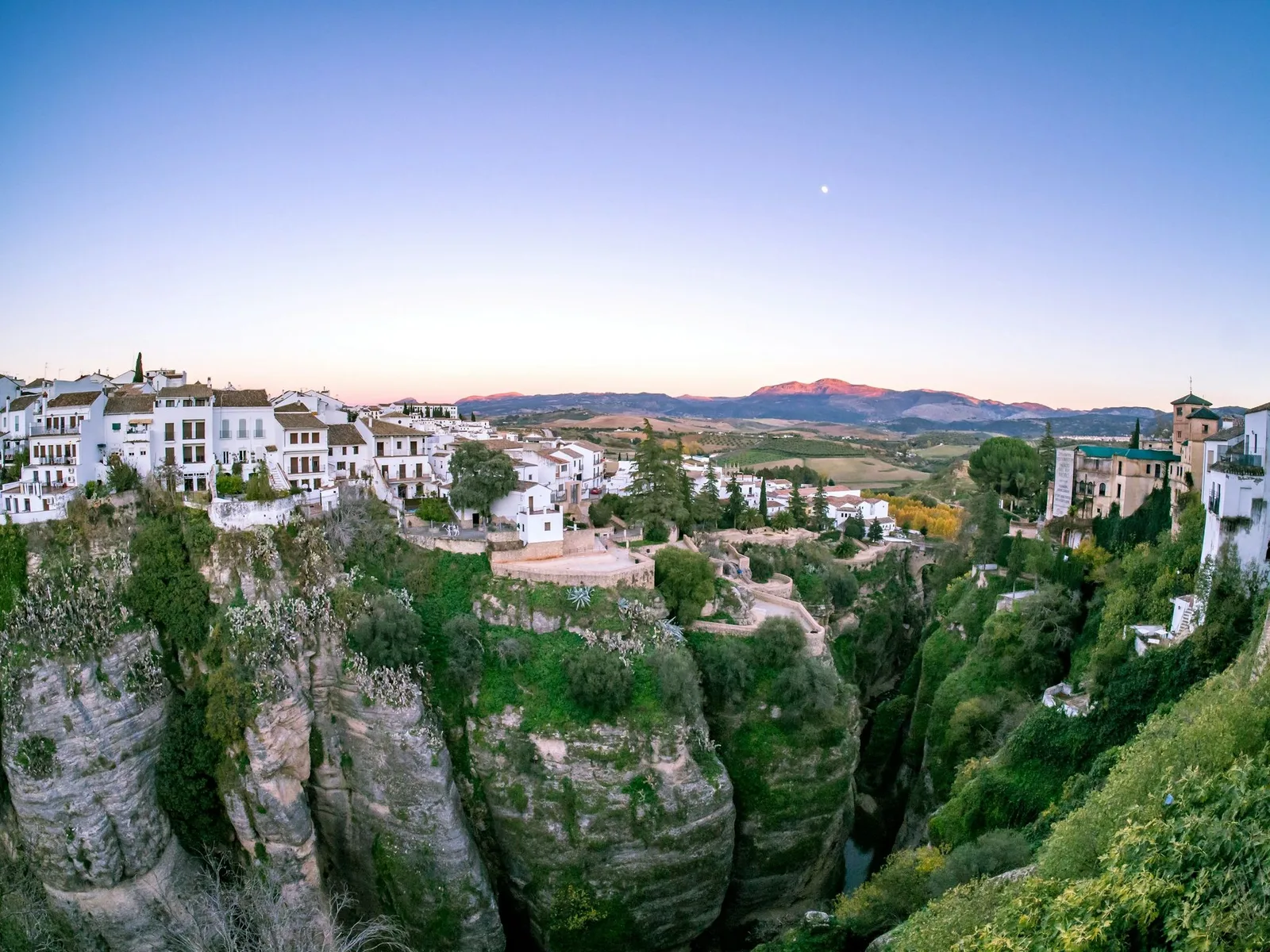 Oude binnenstad van Ronda op de klif boven de El Tajo-kloof