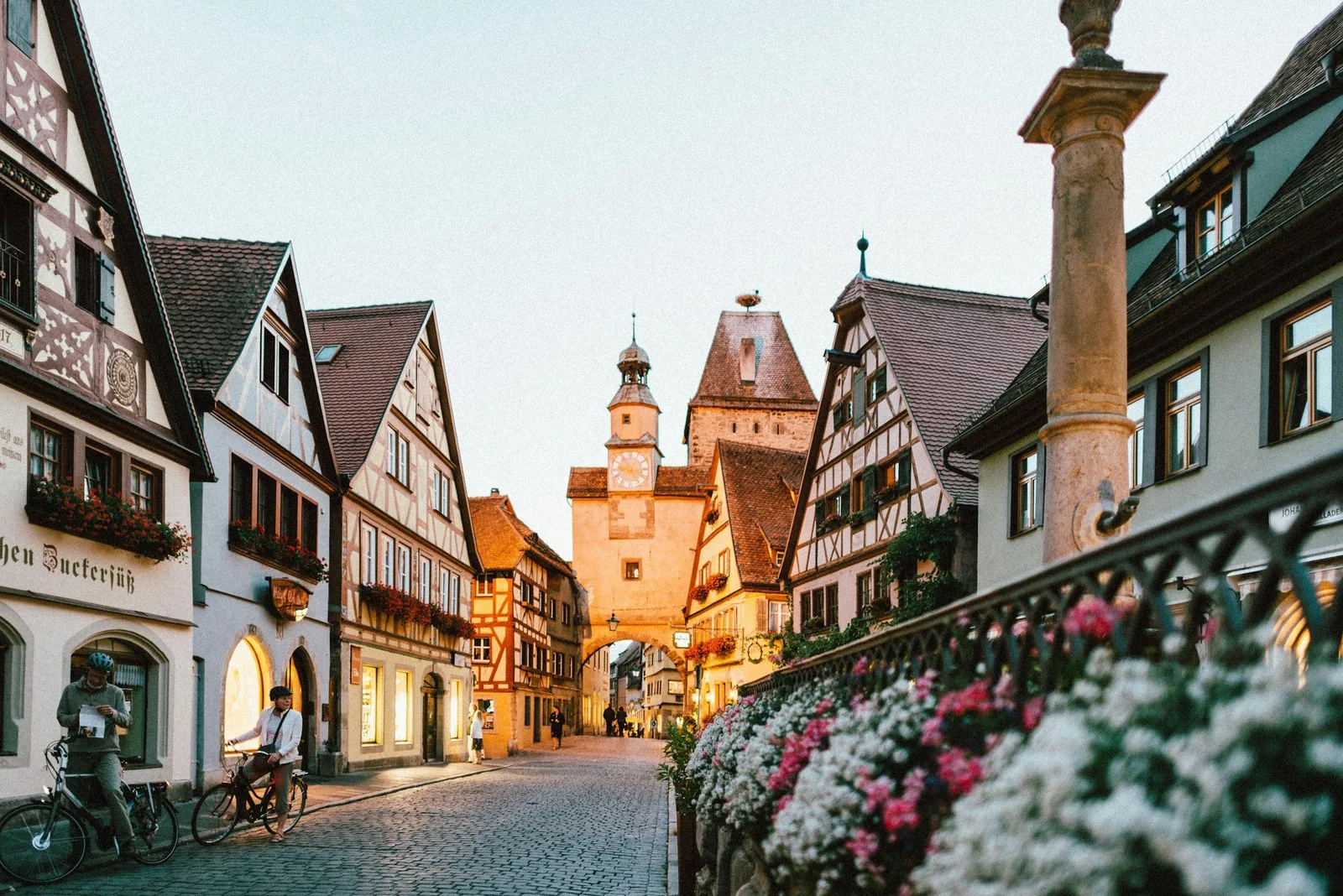 Vakwerkhuizen aan een geplaveide straat in Rothenburg ob der Tauber