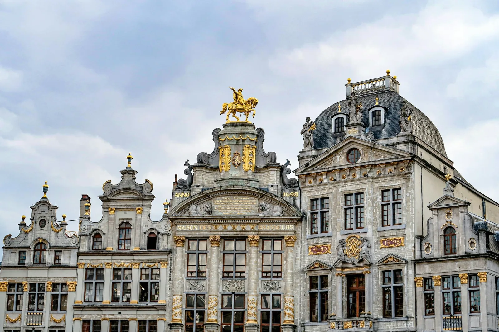 Sierlijke gevels van gildehuizen aan de Grote Markt in Brussel