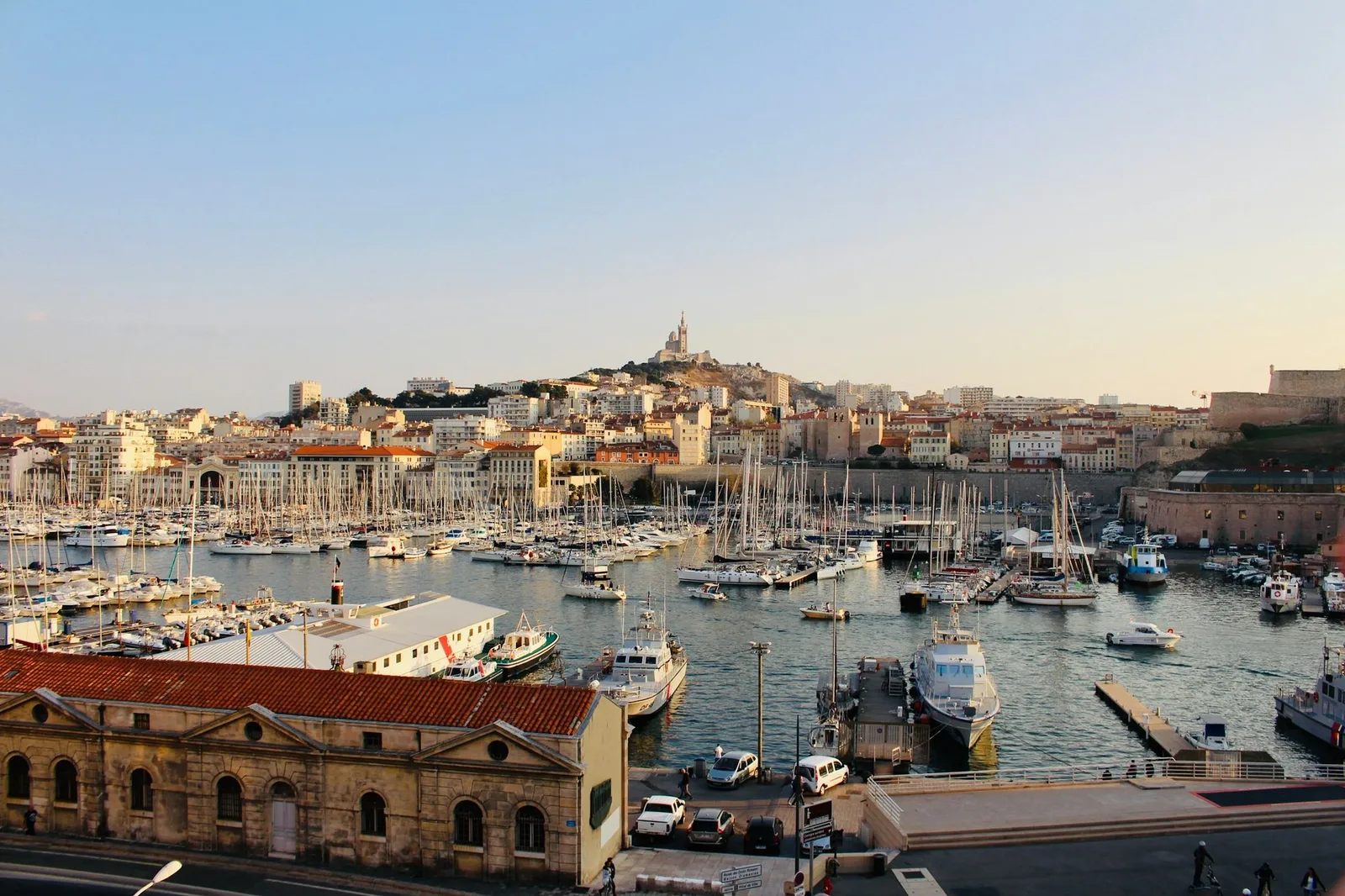 Oude Haven van Marseille met Notre-Dame de la Garde in de verte