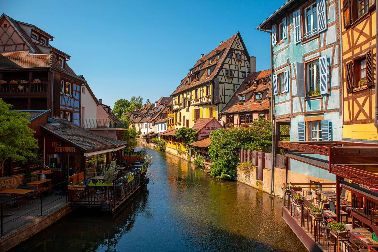 Vakwerkhuizen langs een gracht in de oude binnenstad van Colmar