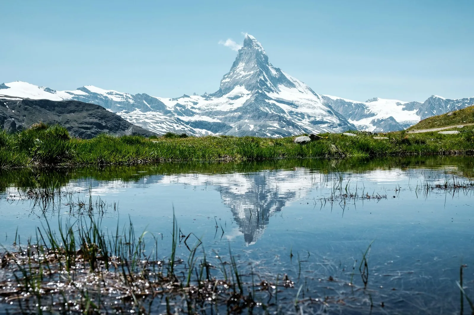 Matterhorn weerspiegeld in een bergmeer bij Zermatt
