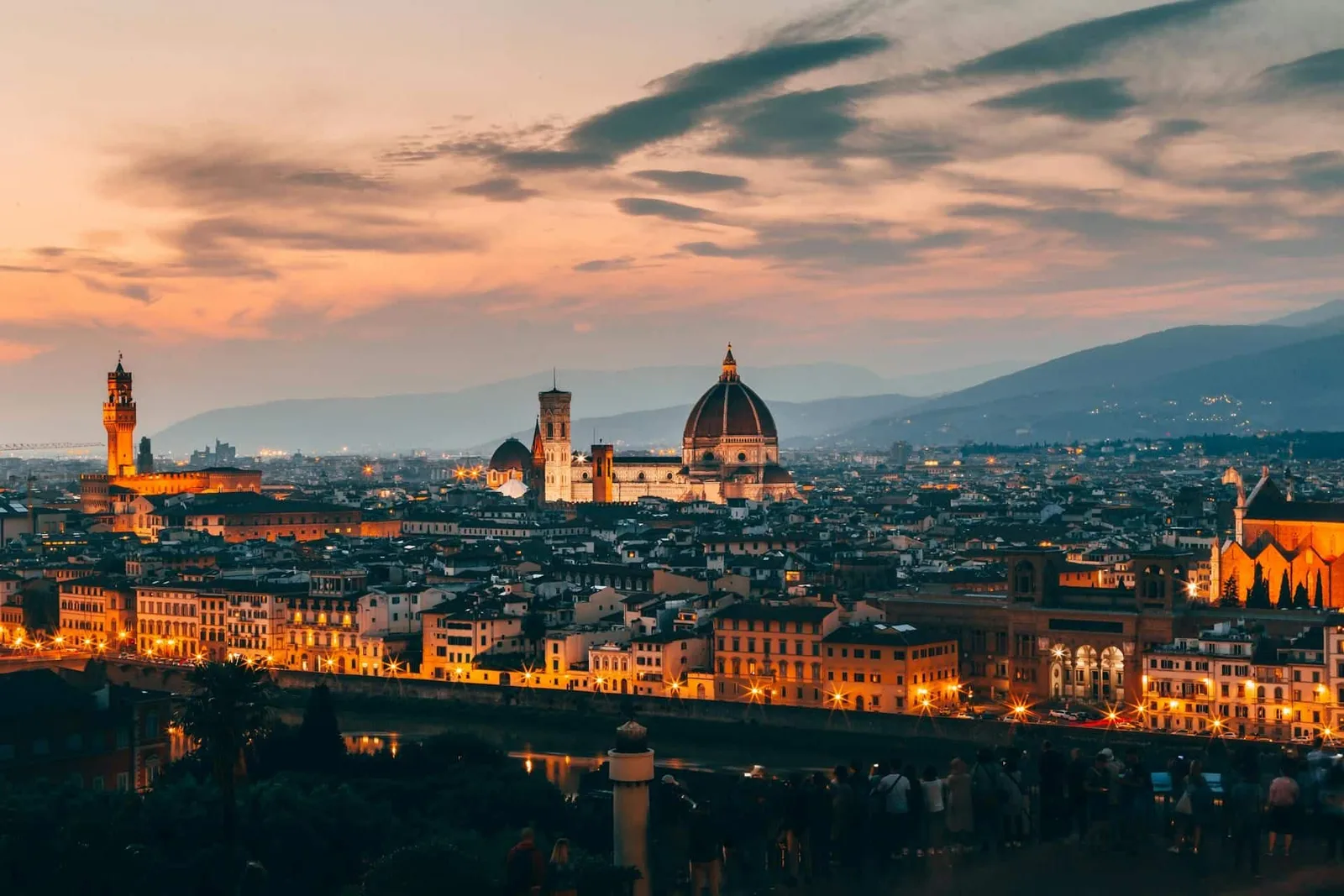Skyline van Florence bij schemering met de Duomo en het Palazzo Vecchio