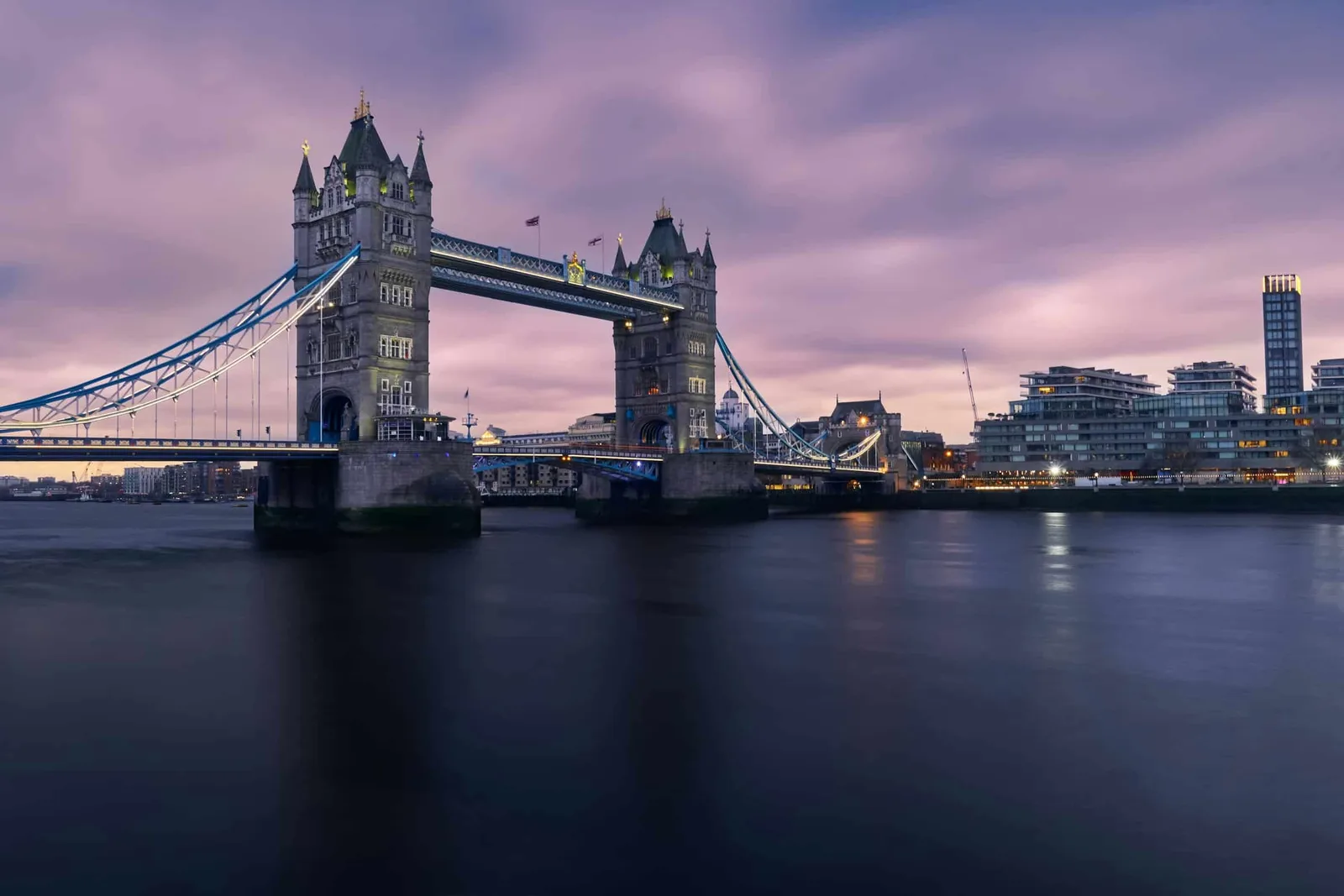 Tower Bridge in Londen bij schemering