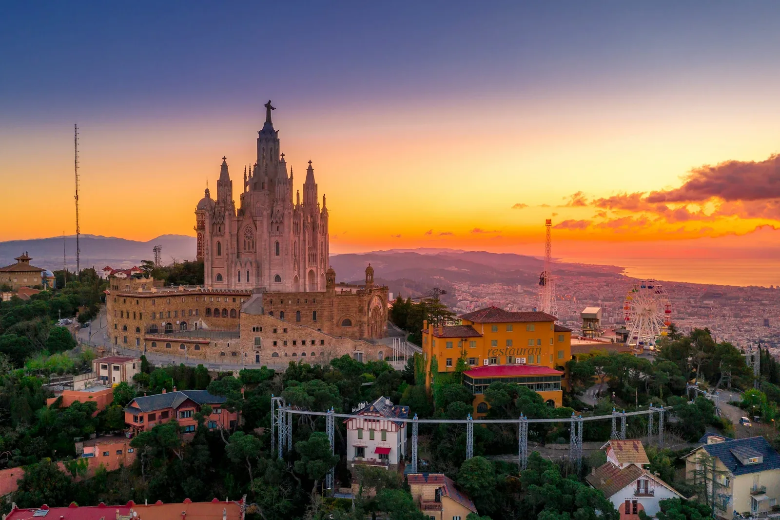 Tempel van het Heilig Hart op de Tibidabo-heuvel in Barcelona bij zonsondergang