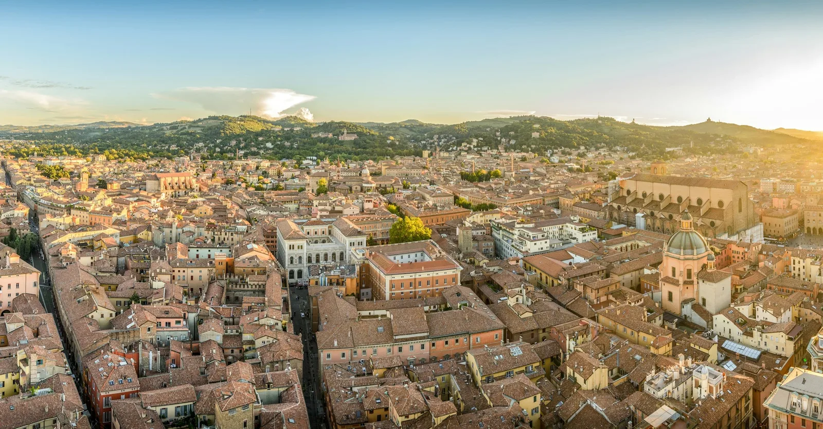 Panoramische luchtfoto van de oude binnenstad van Bologna en de omliggende heuvels