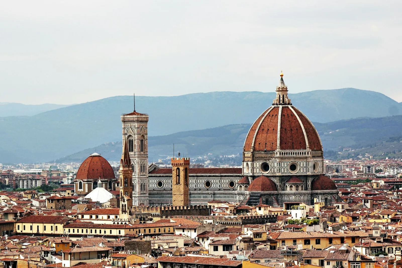 Koepel en klokkentoren van de kathedraal van Florence boven de daken
