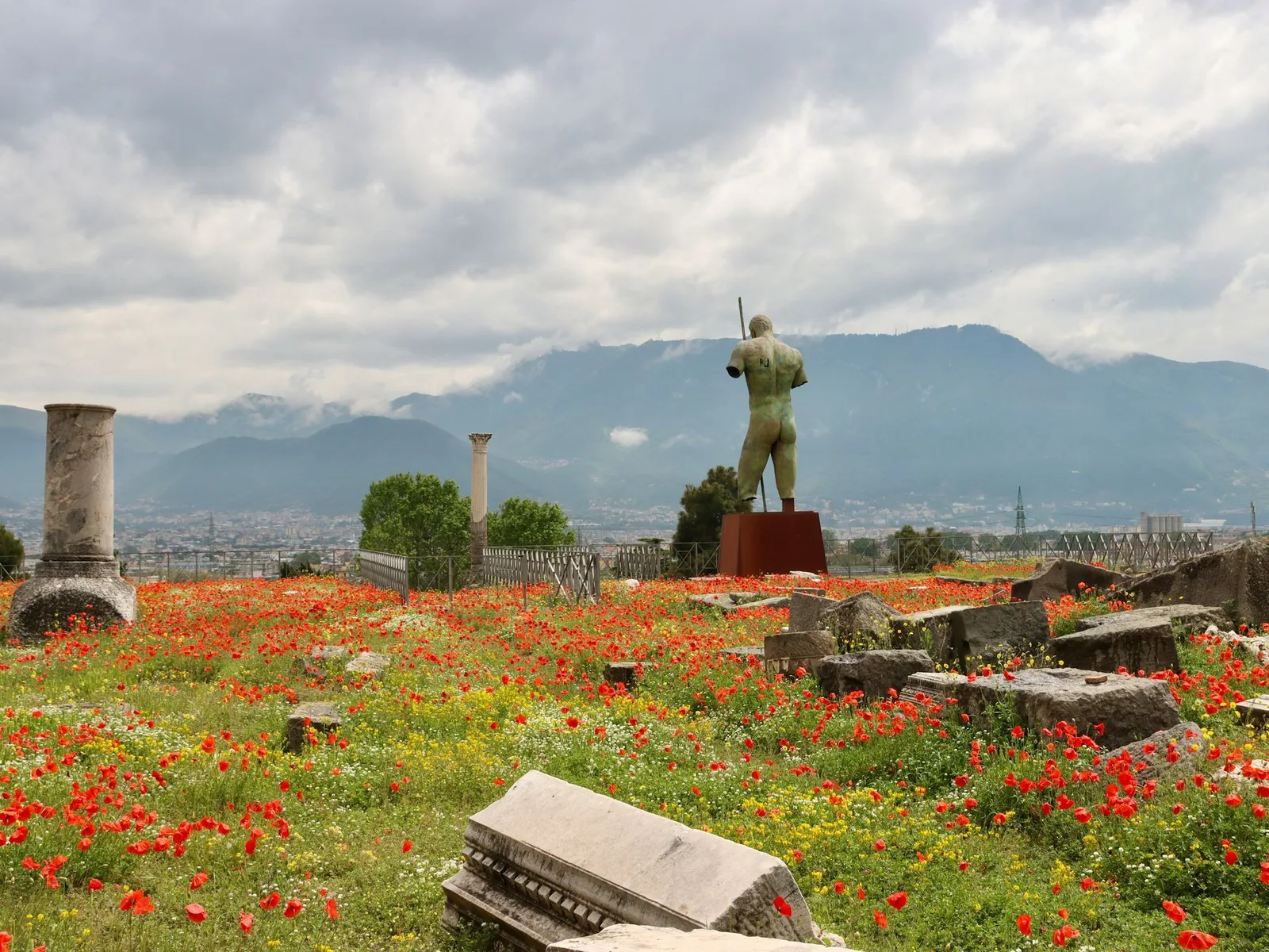 Ruïnes van Pompeii met rode klaprozen tussen antieke zuilen