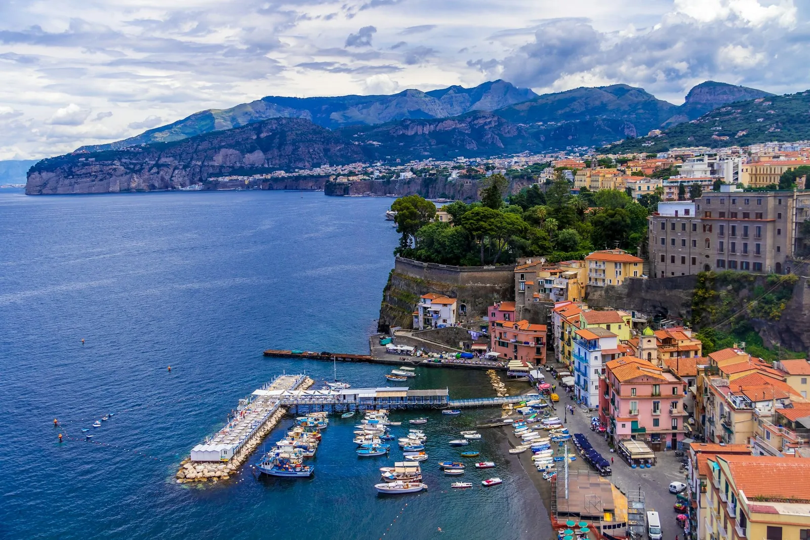 Jachthaven aan de kust van Sorrento onder klifbebouwing