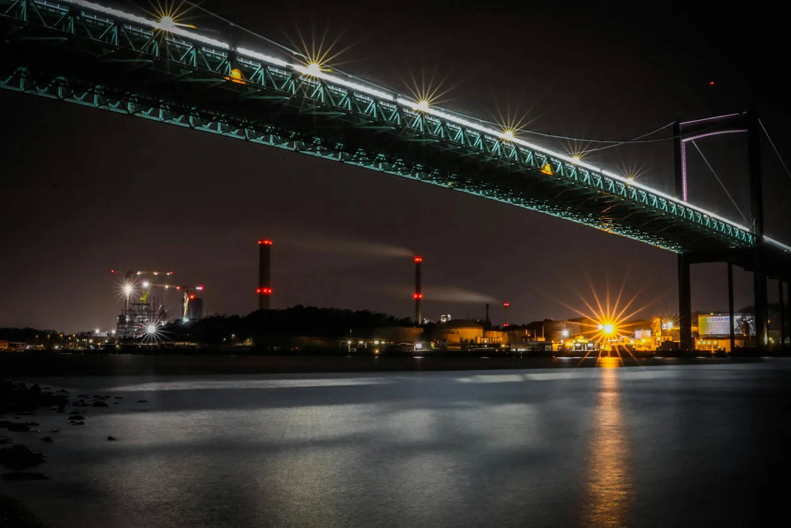 Brücke über Wasser in Göteborg bei Nacht