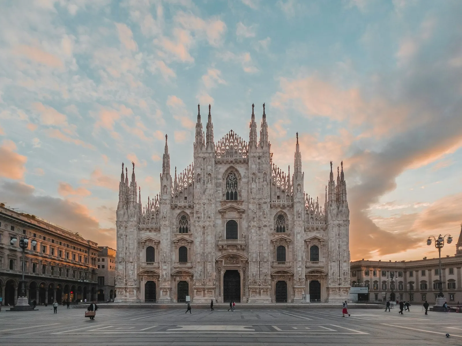 Kathedraal van Milaan op de Piazza del Duomo bij schemering