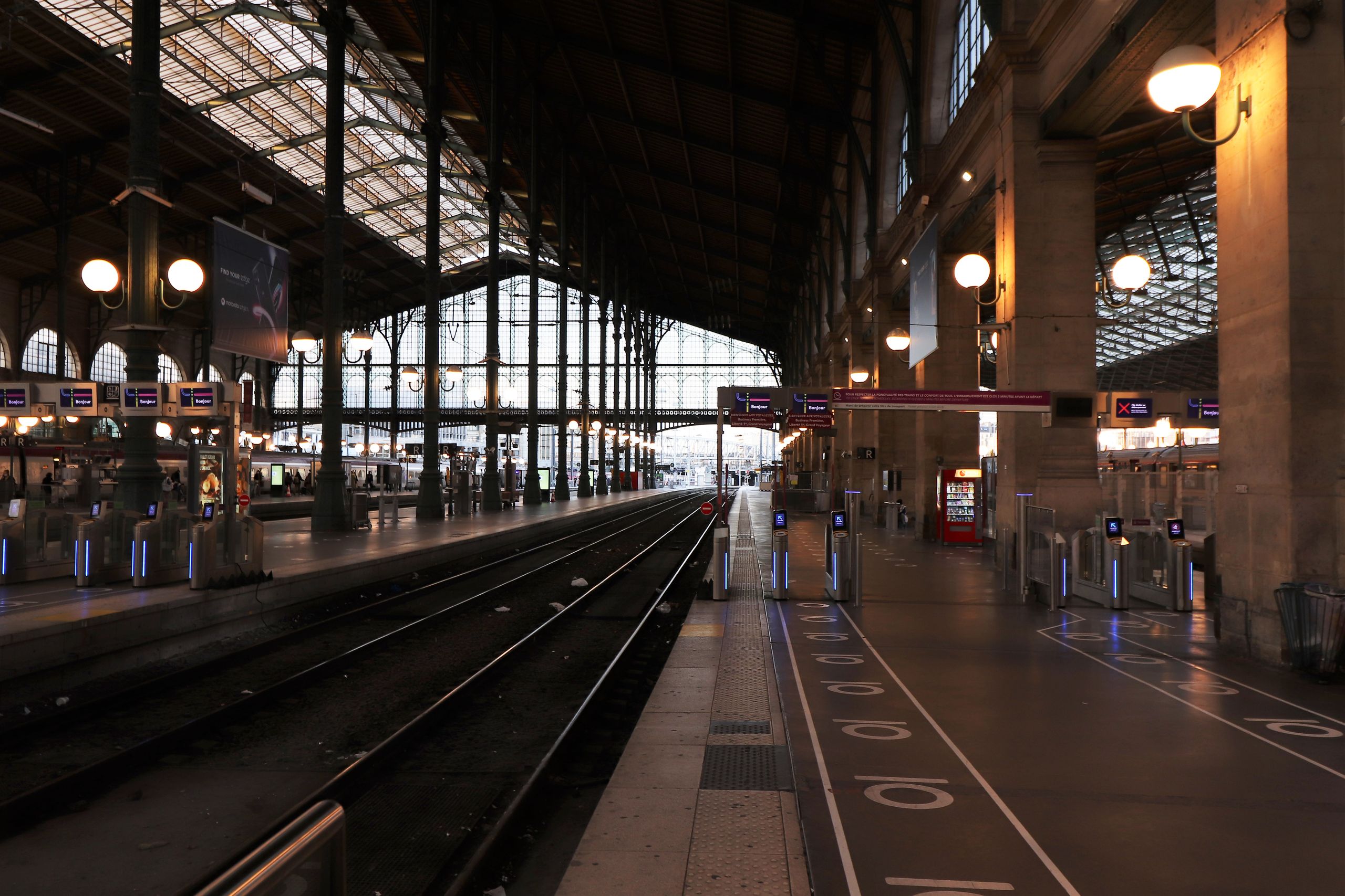 Leeg perron onder het ijzeren en glazen dak van station Gare du Nord in Parijs
