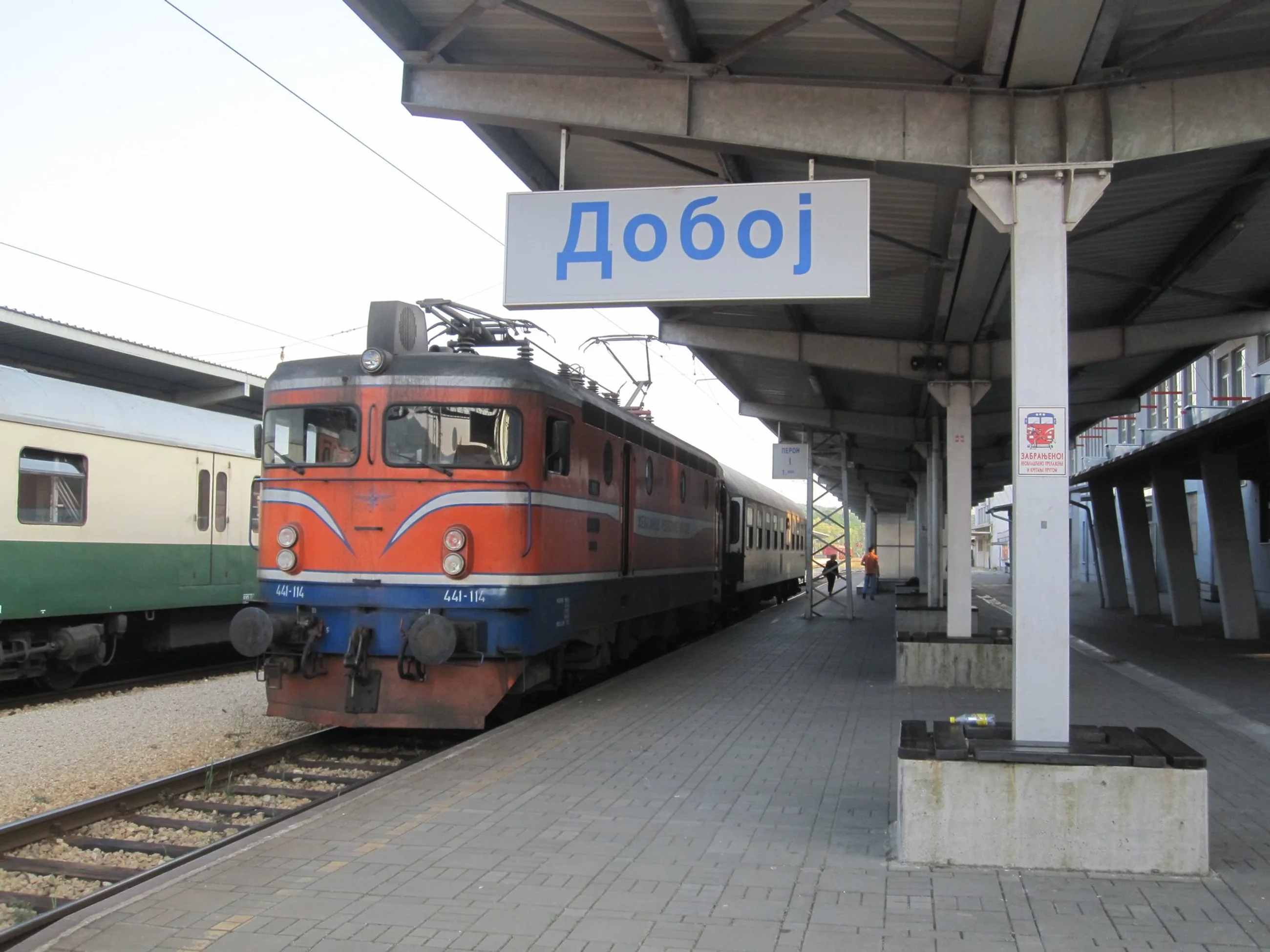 Eine ŽRS-Lokomotive der Baureihe 441 wartet mit ihrem Zug am Bahnhof Doboj in der Republika Srpska