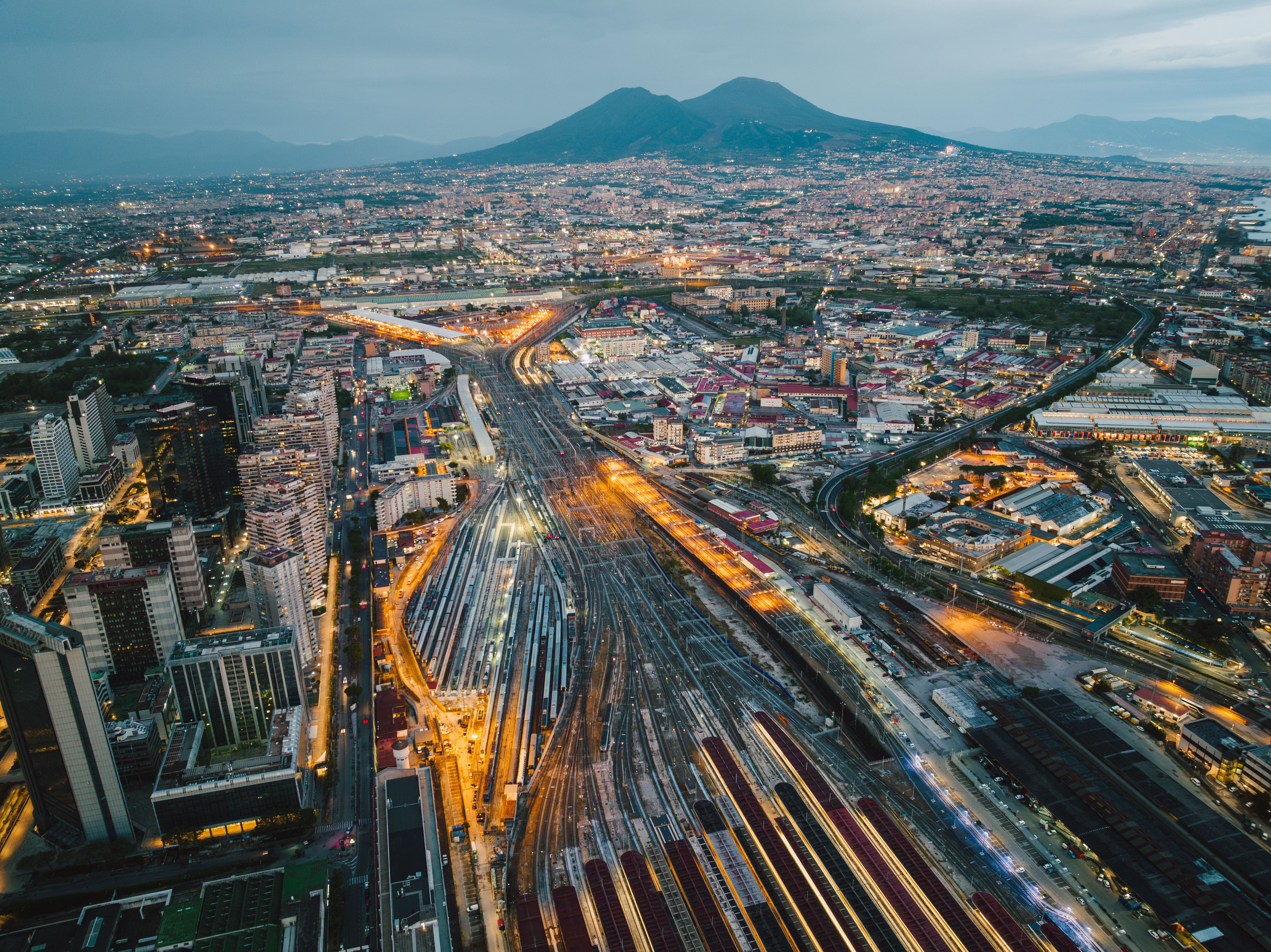Luchtfoto van Napels met de Vesuvius en spoorlijnen op de voorgrond.