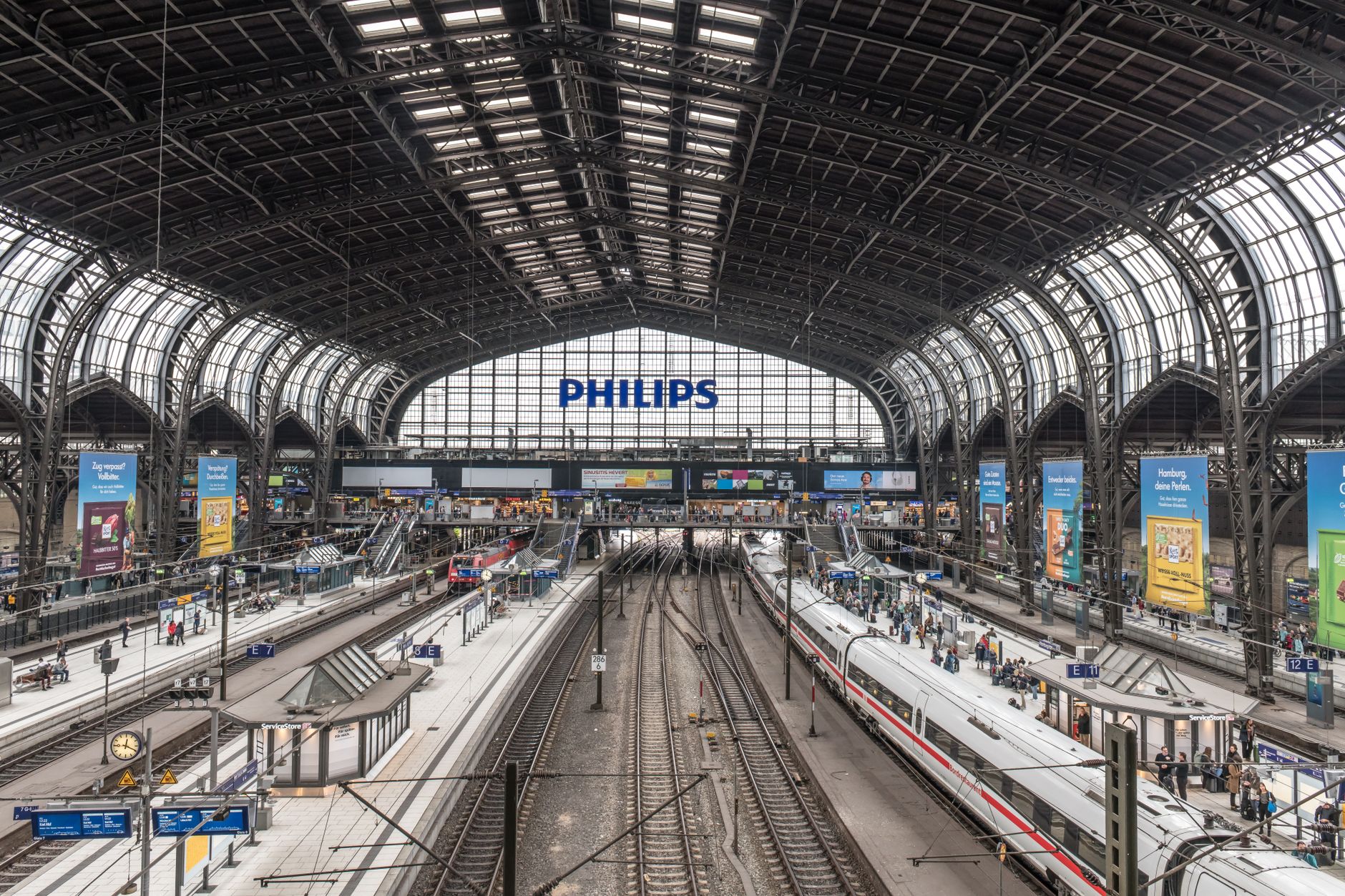 De gebogen treinhal van Hamburg Hauptbahnhof met ICE-perrons