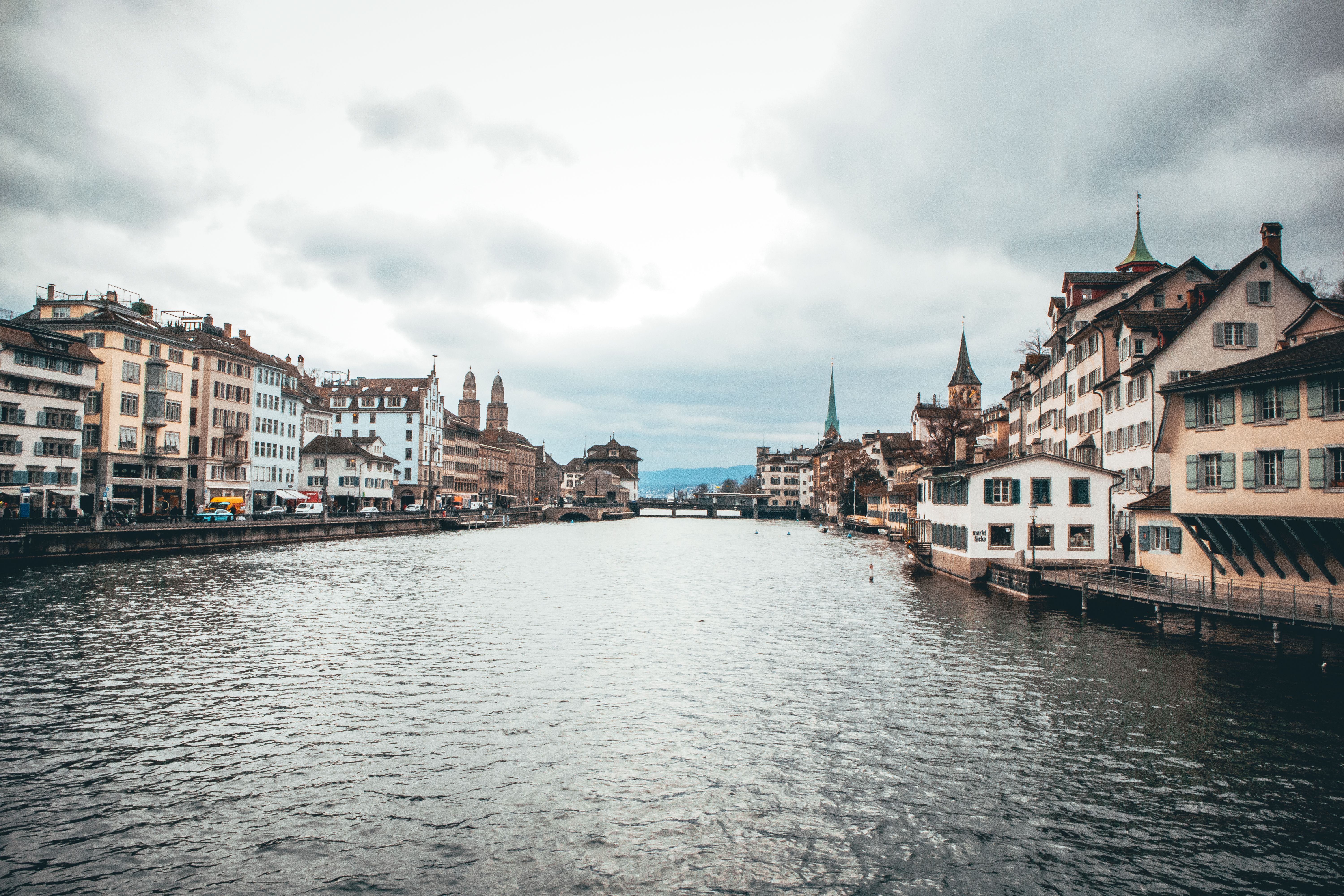 Historische gebouwen langs de Limmat in de oude binnenstad van Zürich