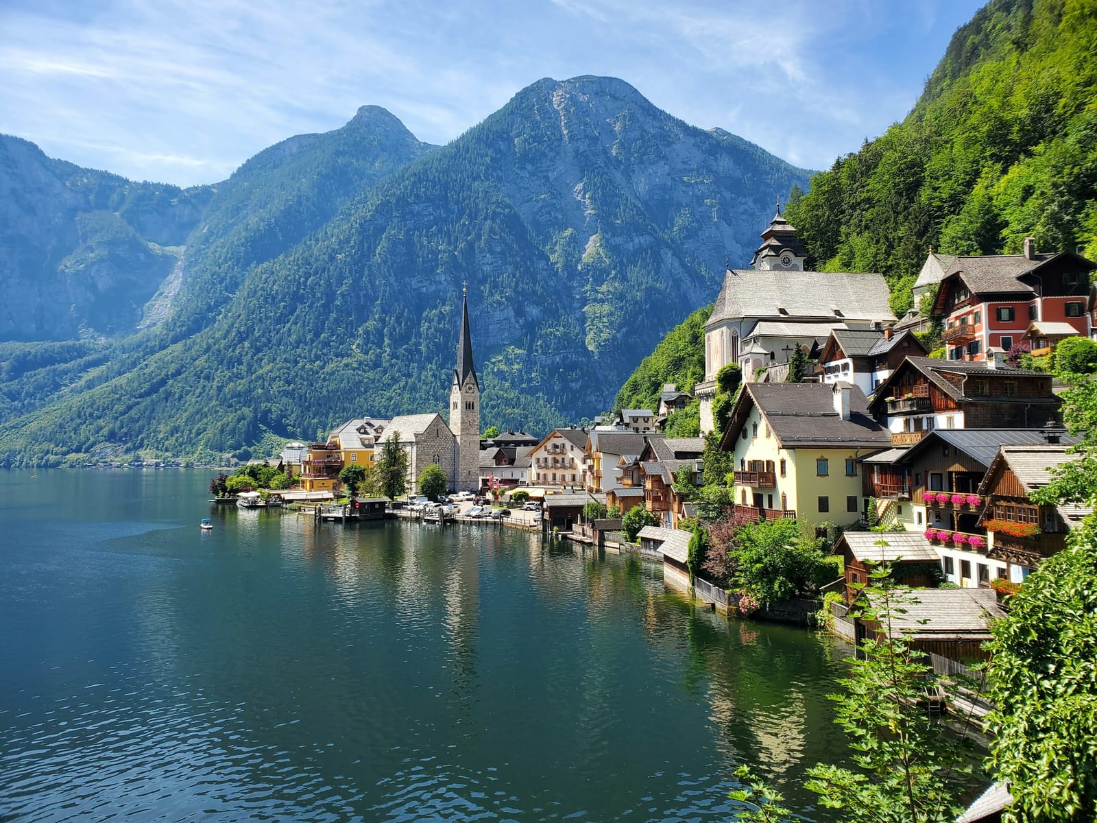 Village alpin au bord d'un lac en Autriche