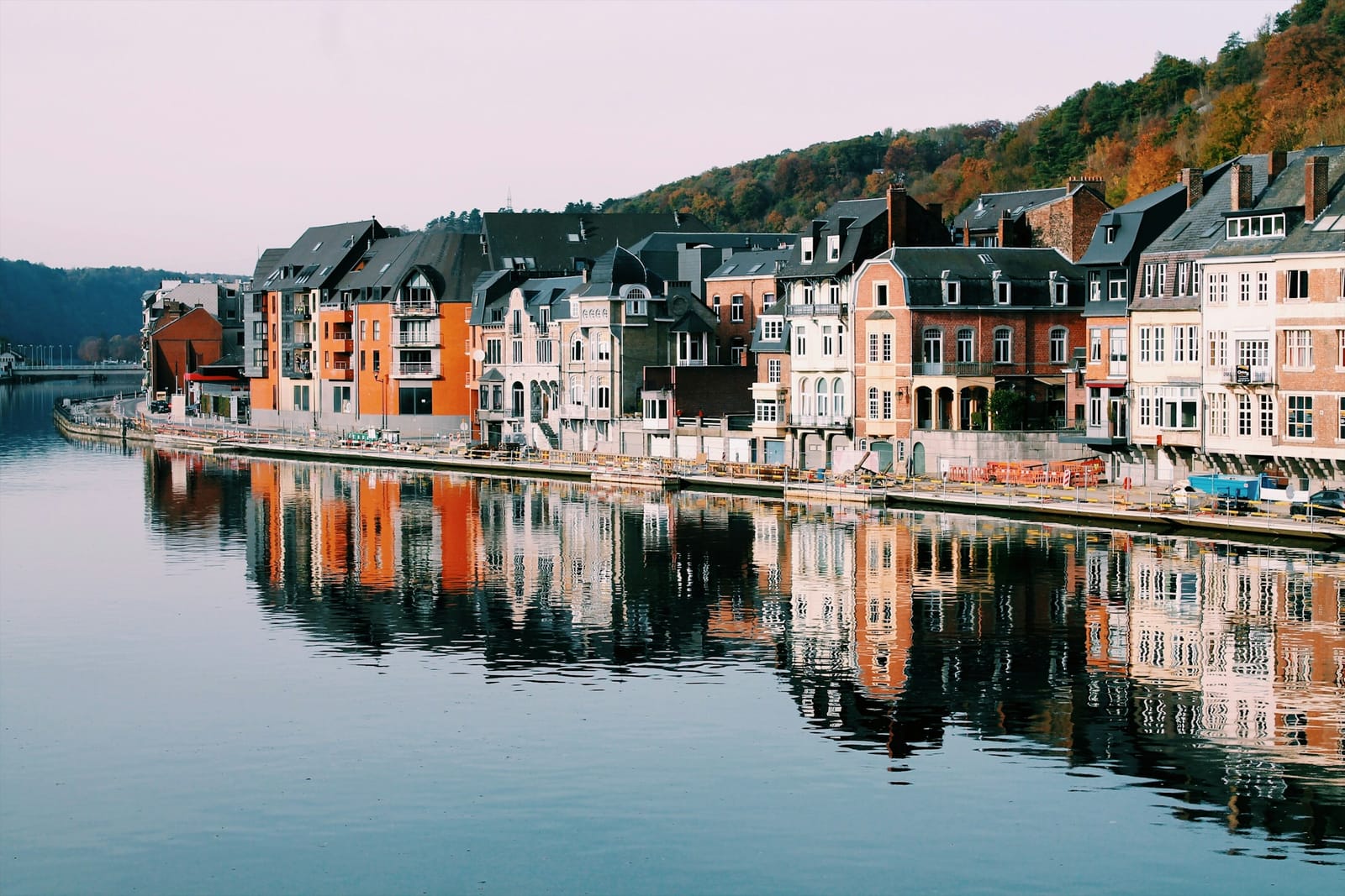 Maisons en bord d'eau à Dinant, en Belgique