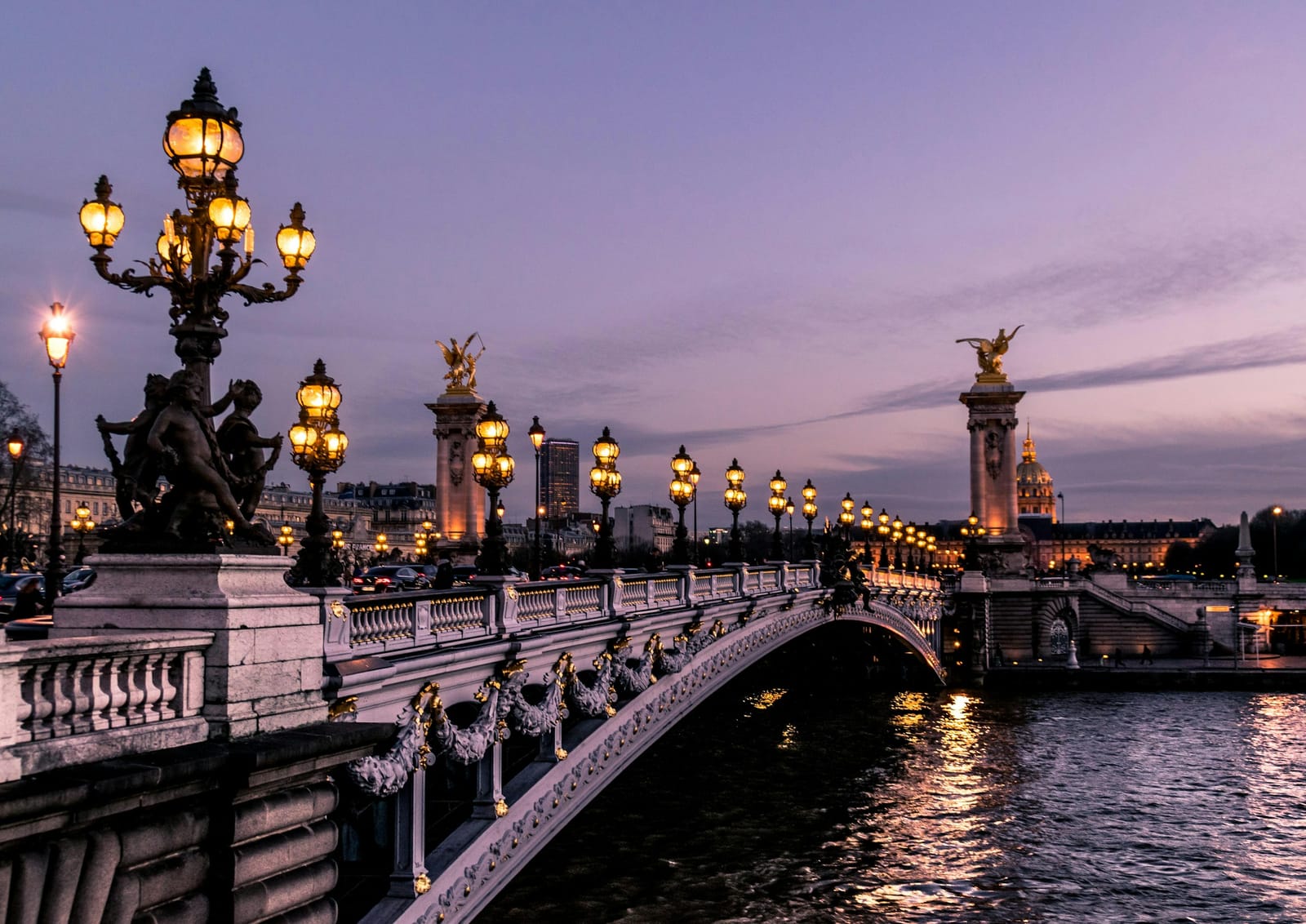 Pont Alexandre III in Paris in der Abenddämmerung