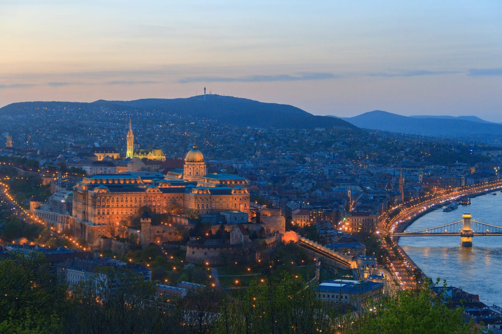Skyline de Budapest et le Danube au crépuscule
