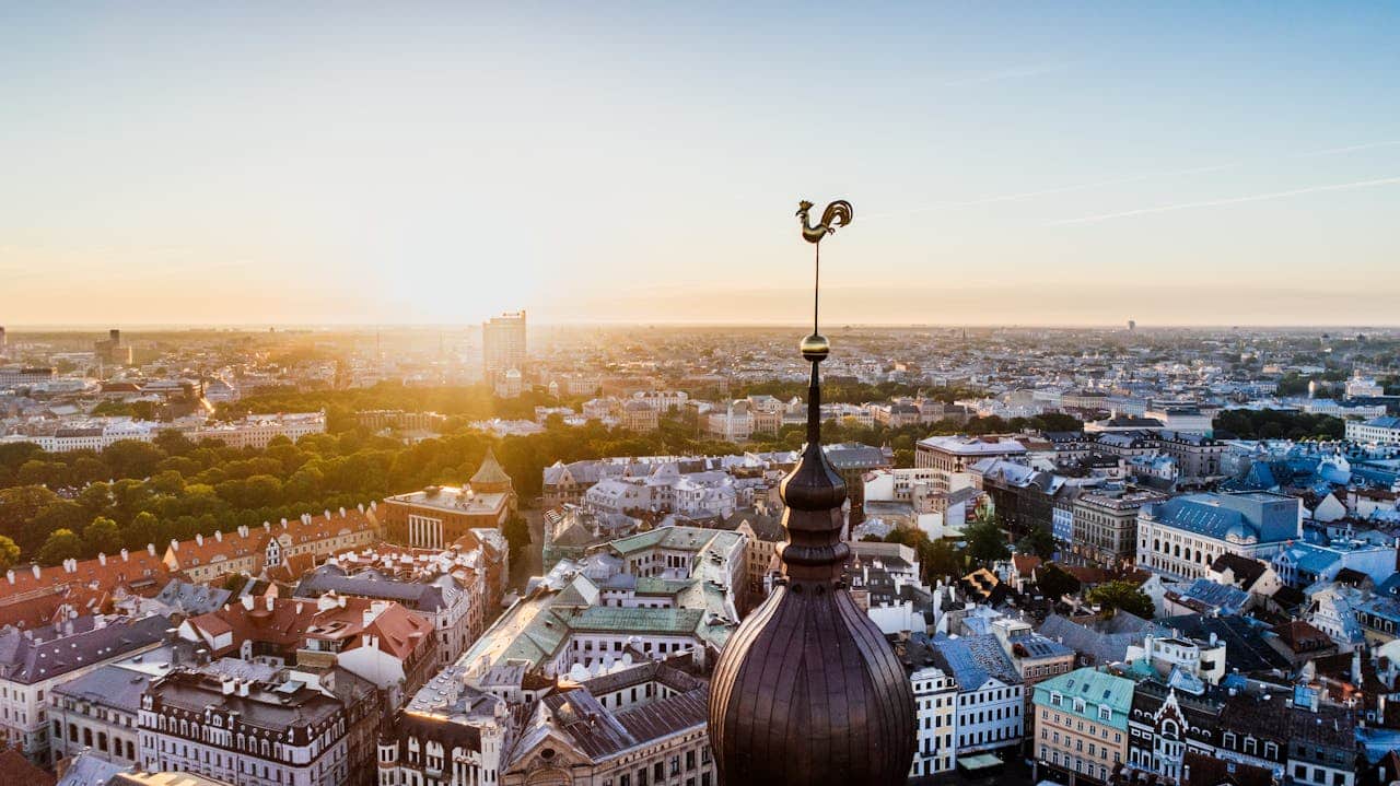 Skyline von Riga in Lettland bei Sonnenuntergang