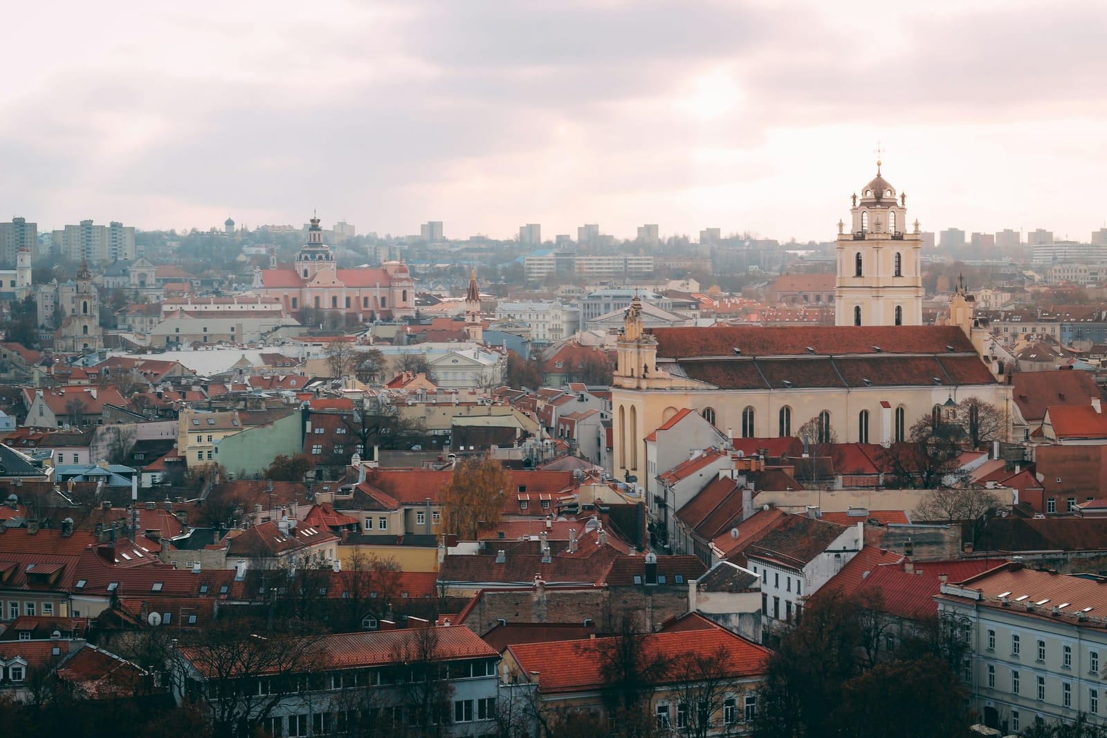 Vilnius gamla stads skyline i Litauen