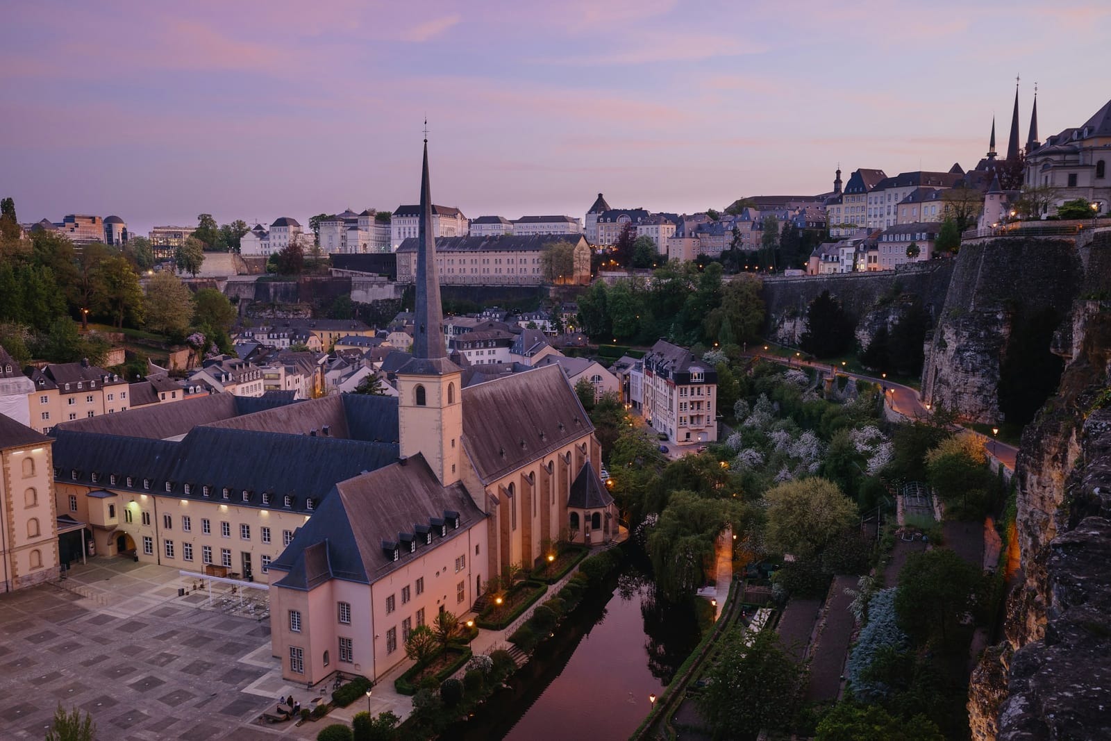 Skyline de la ville de Luxembourg au crépuscule