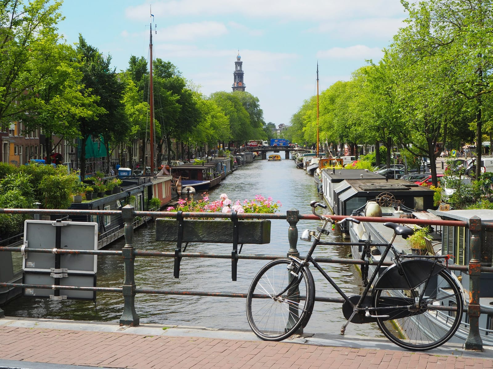 Canal d'Amsterdam avec des vélos et un pont