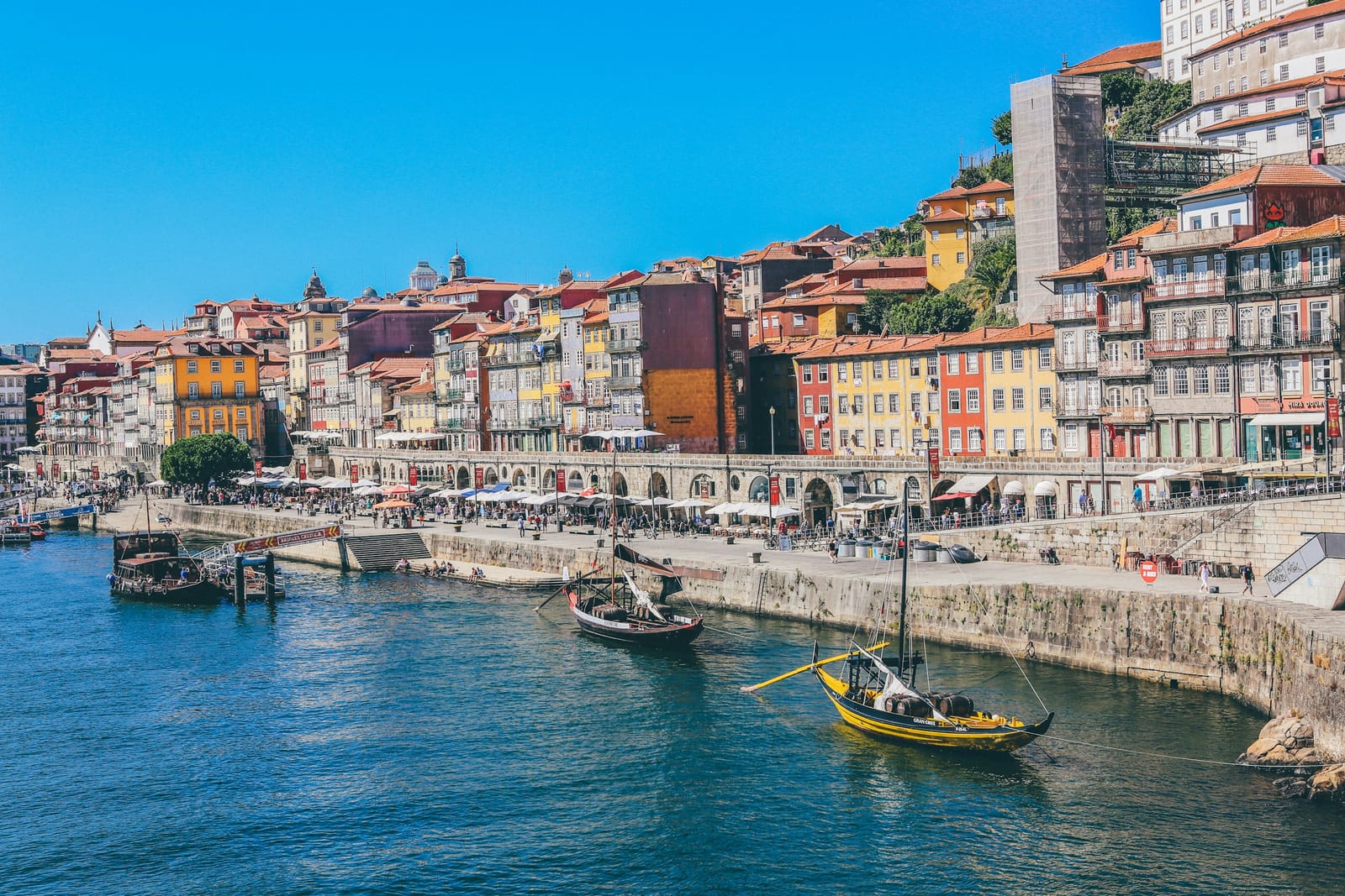 Front de mer de Porto avec des bateaux sur le Douro